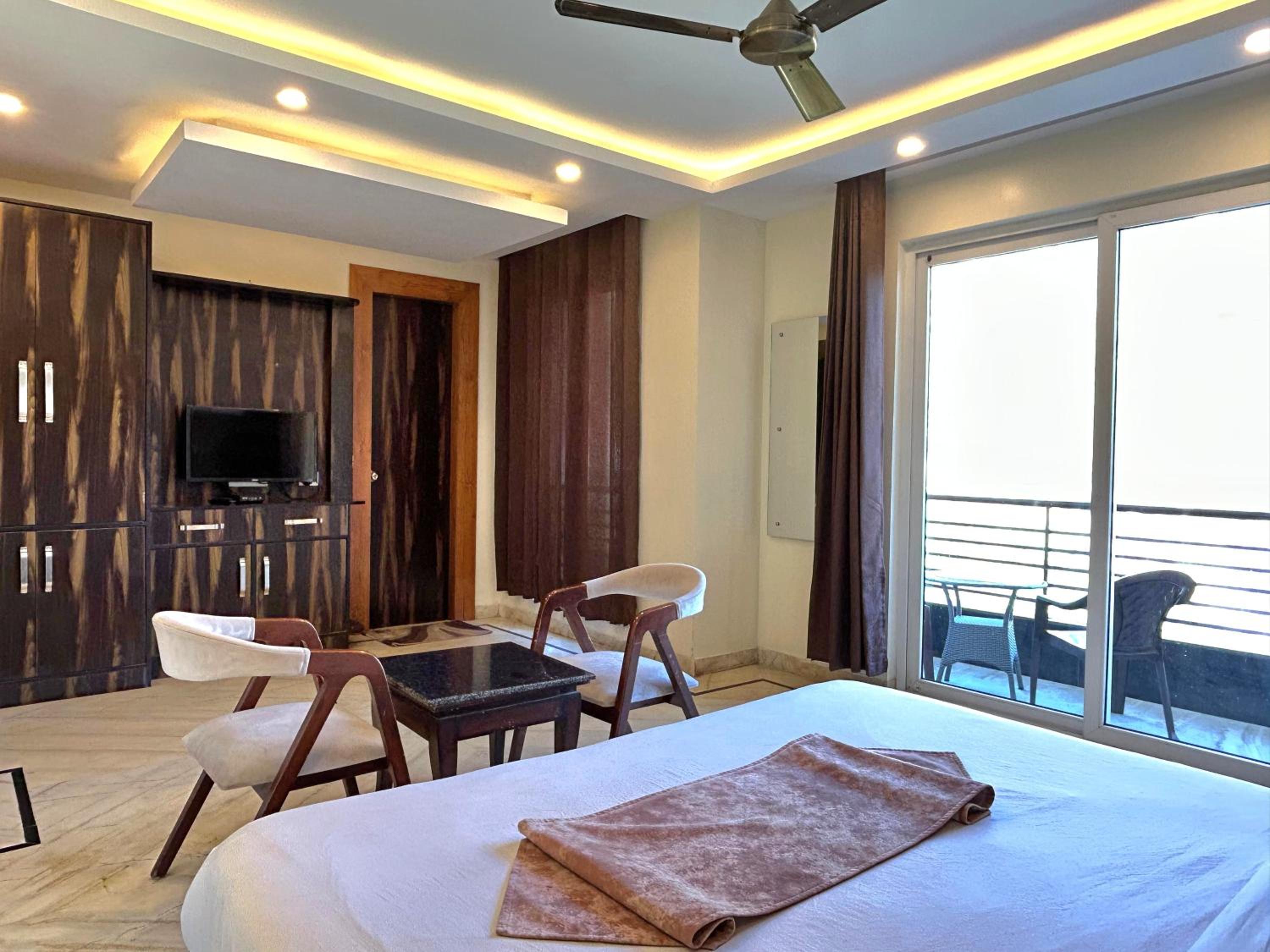 Deluxe Double Room with Balcony - Photo 24