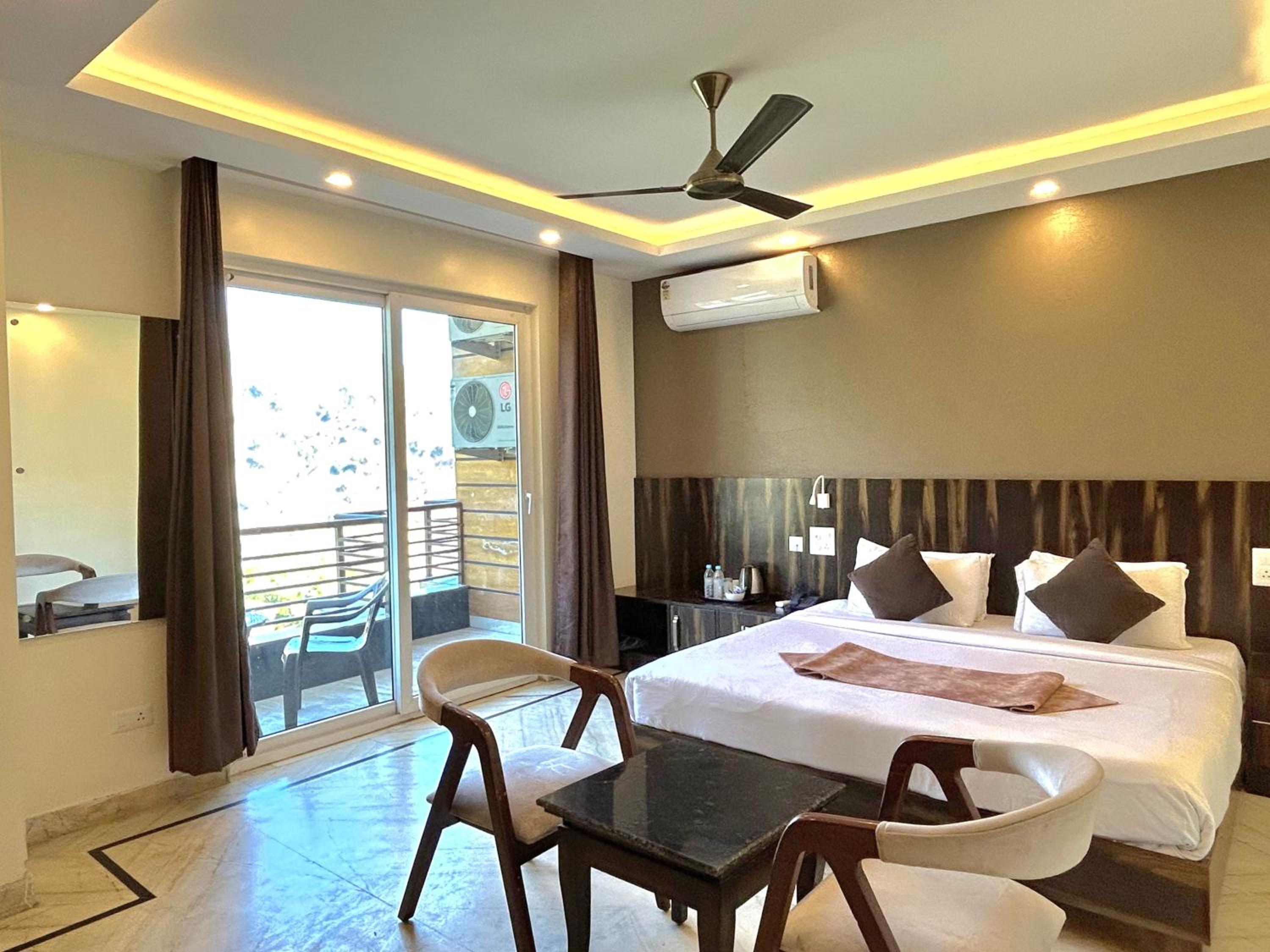 Deluxe Double Room with Balcony - Photo 22