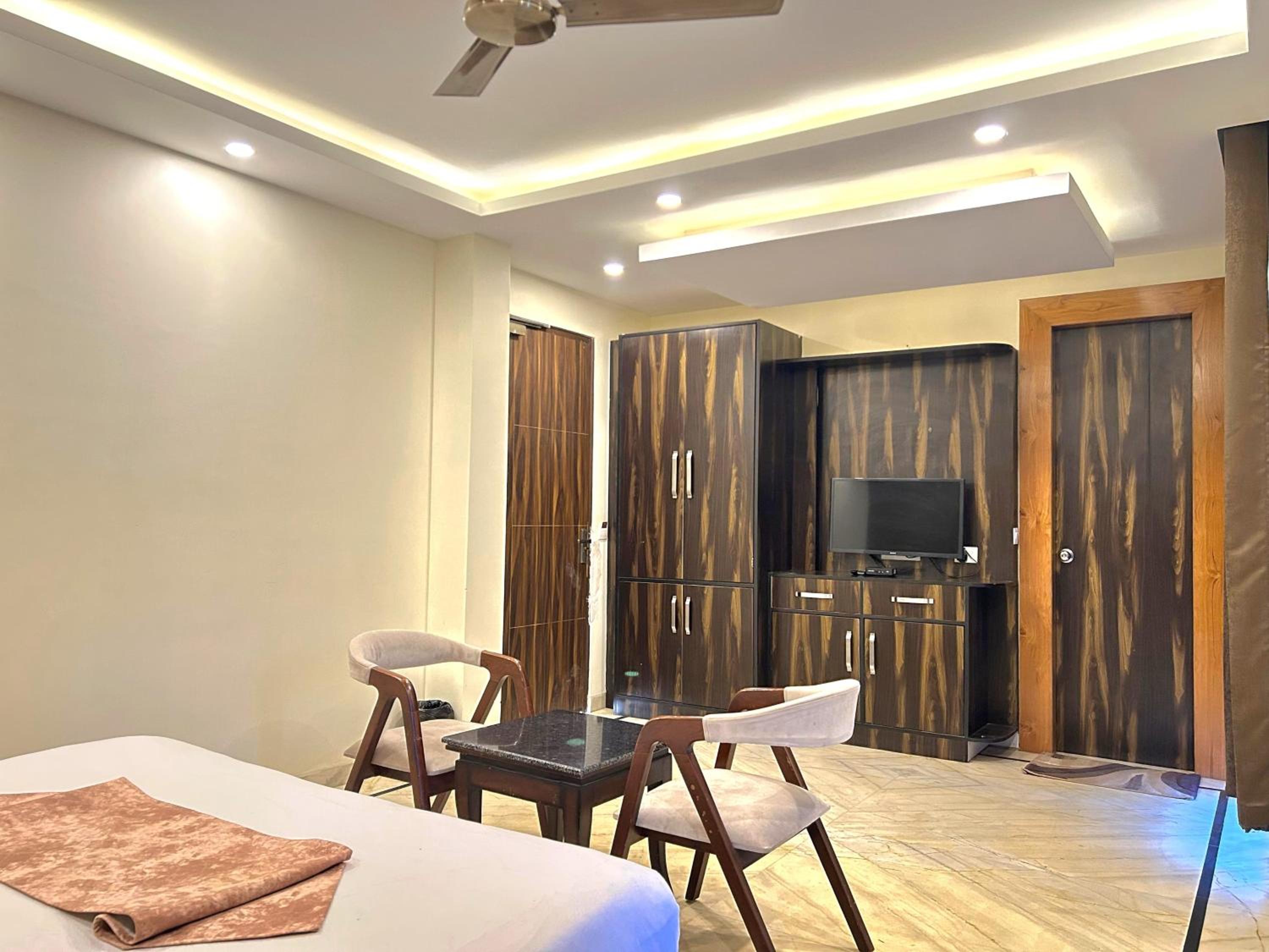 Deluxe Double Room with Balcony - Photo 23