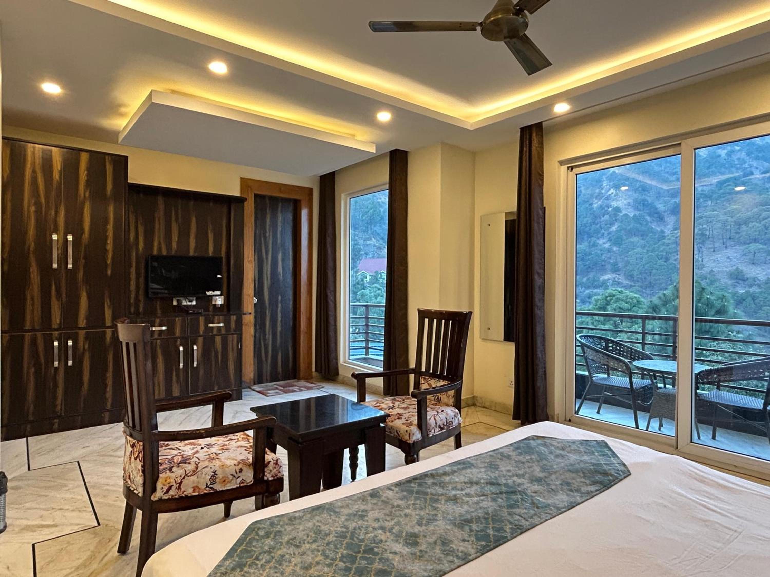 Deluxe Double Room with Balcony - Photo 21