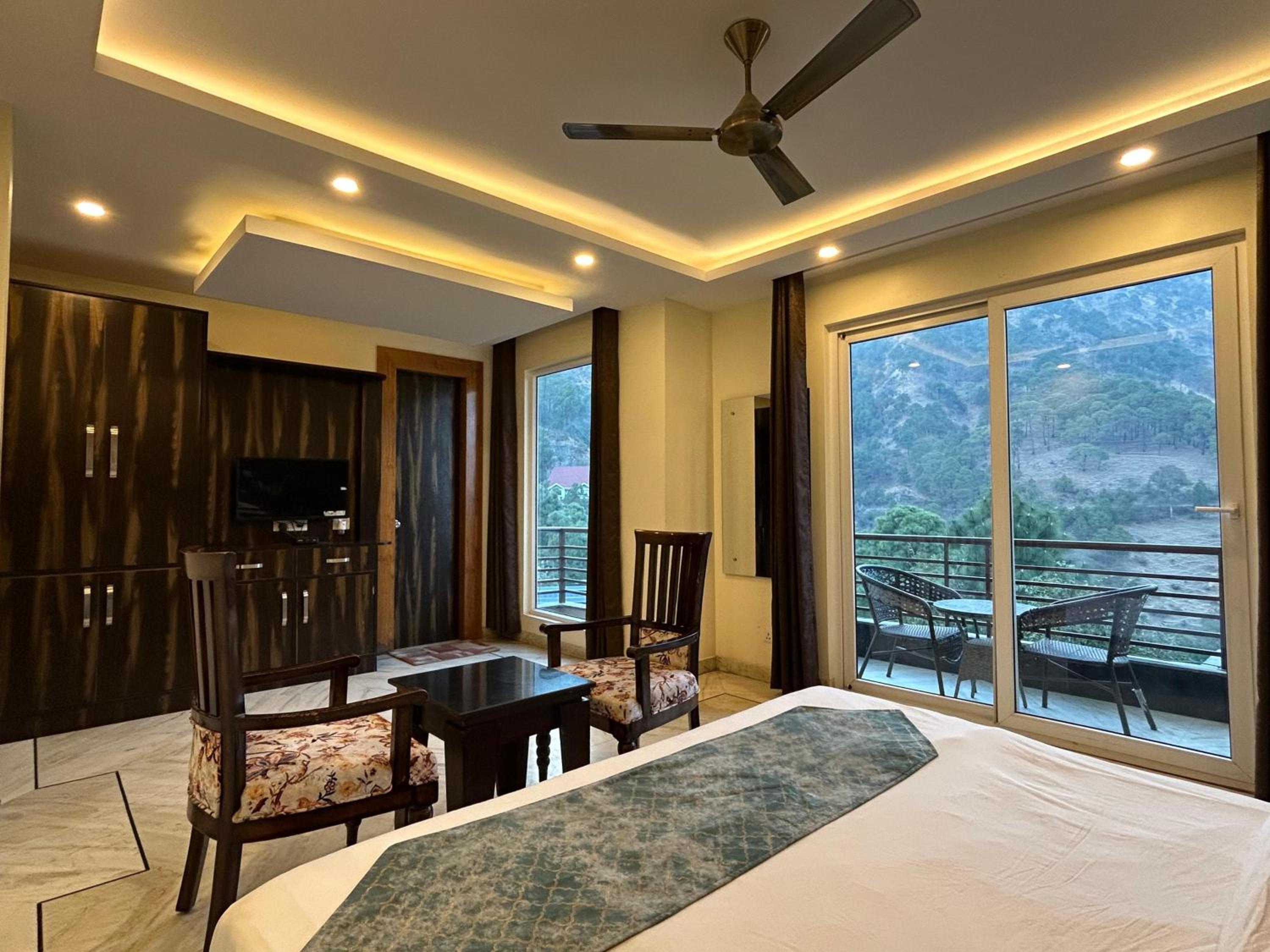 Deluxe Double Room with Balcony - Photo 16
