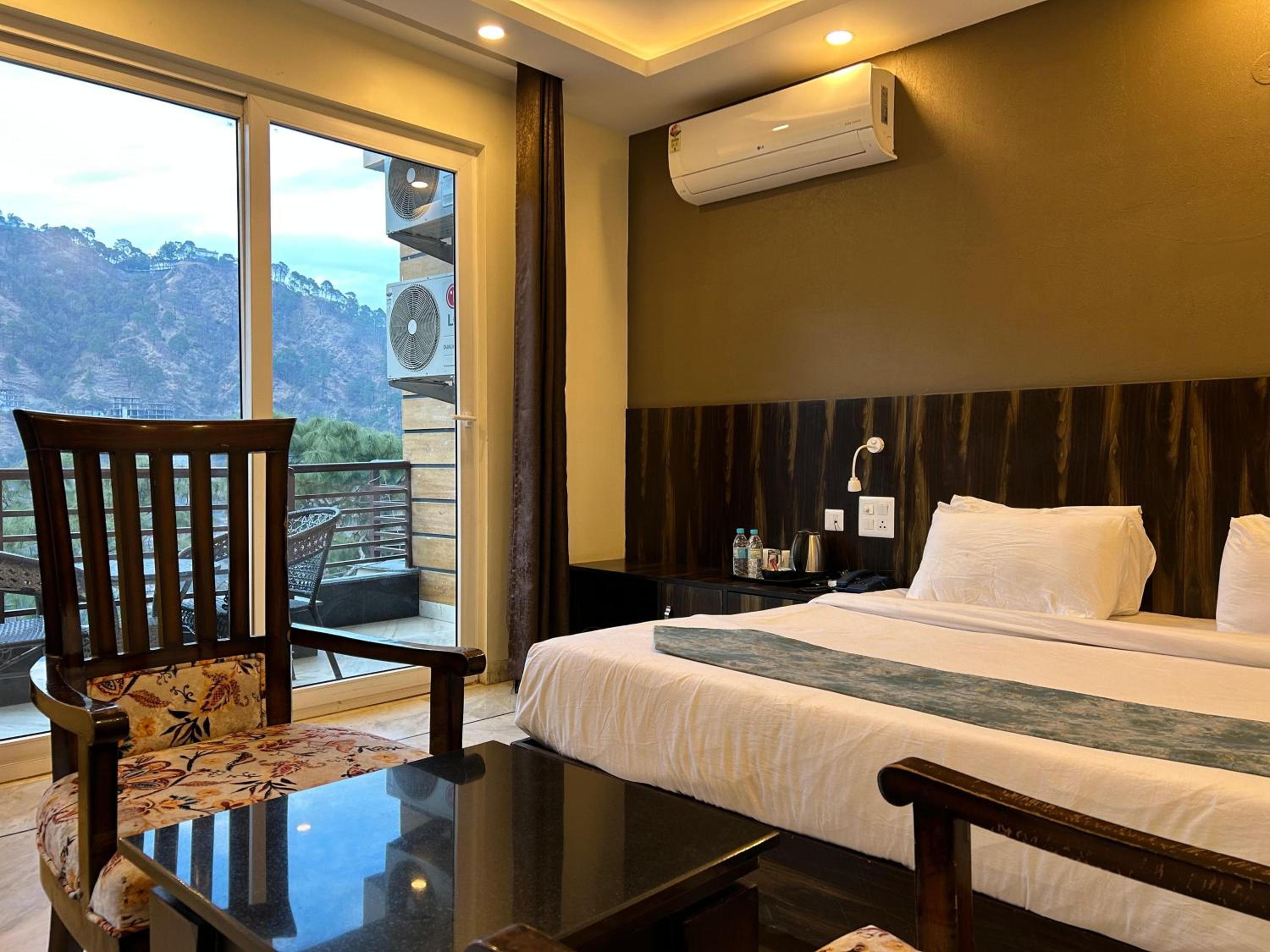 Deluxe Double Room with Balcony - Photo 19