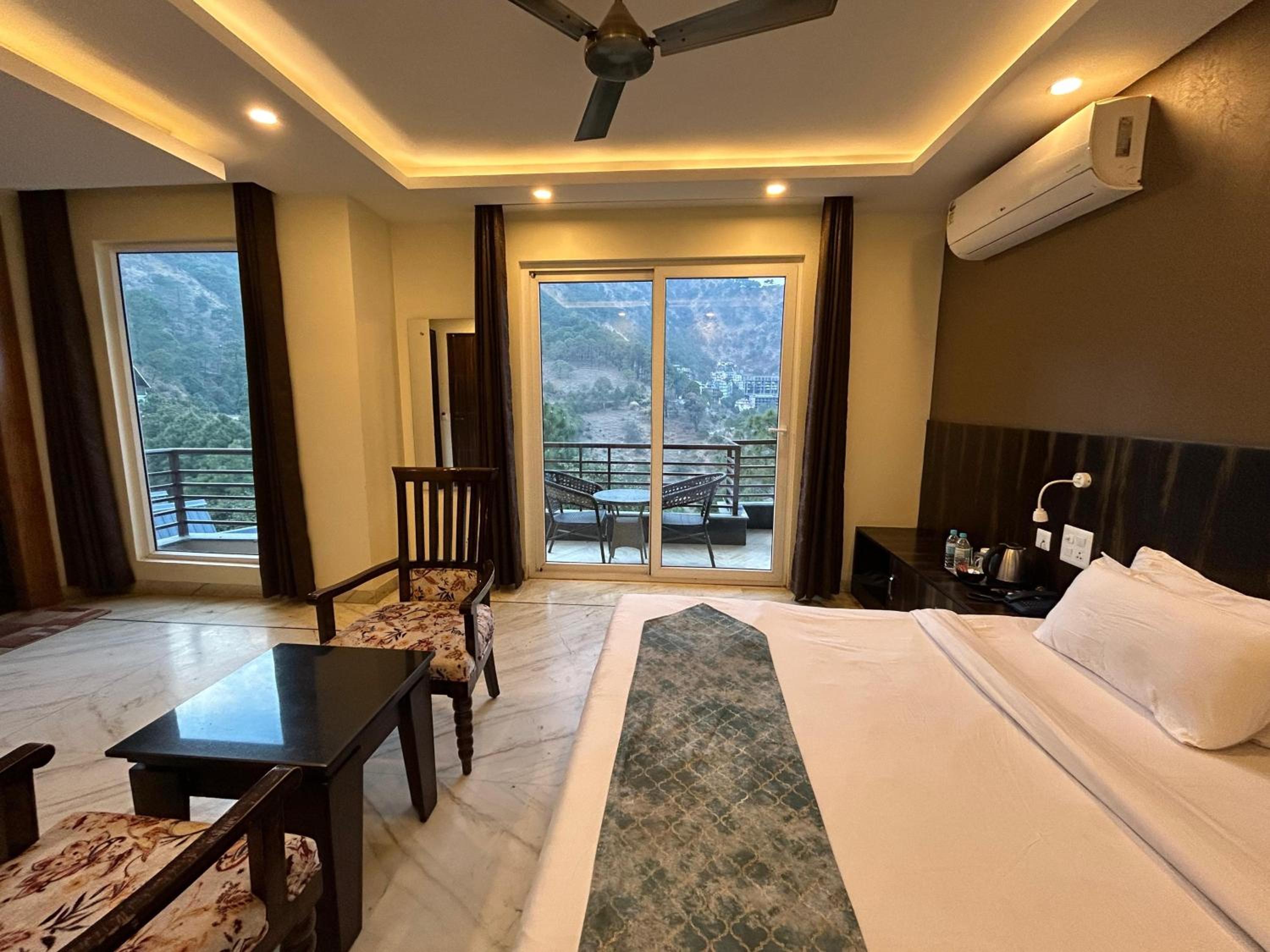 Deluxe Double Room with Balcony - Photo 18
