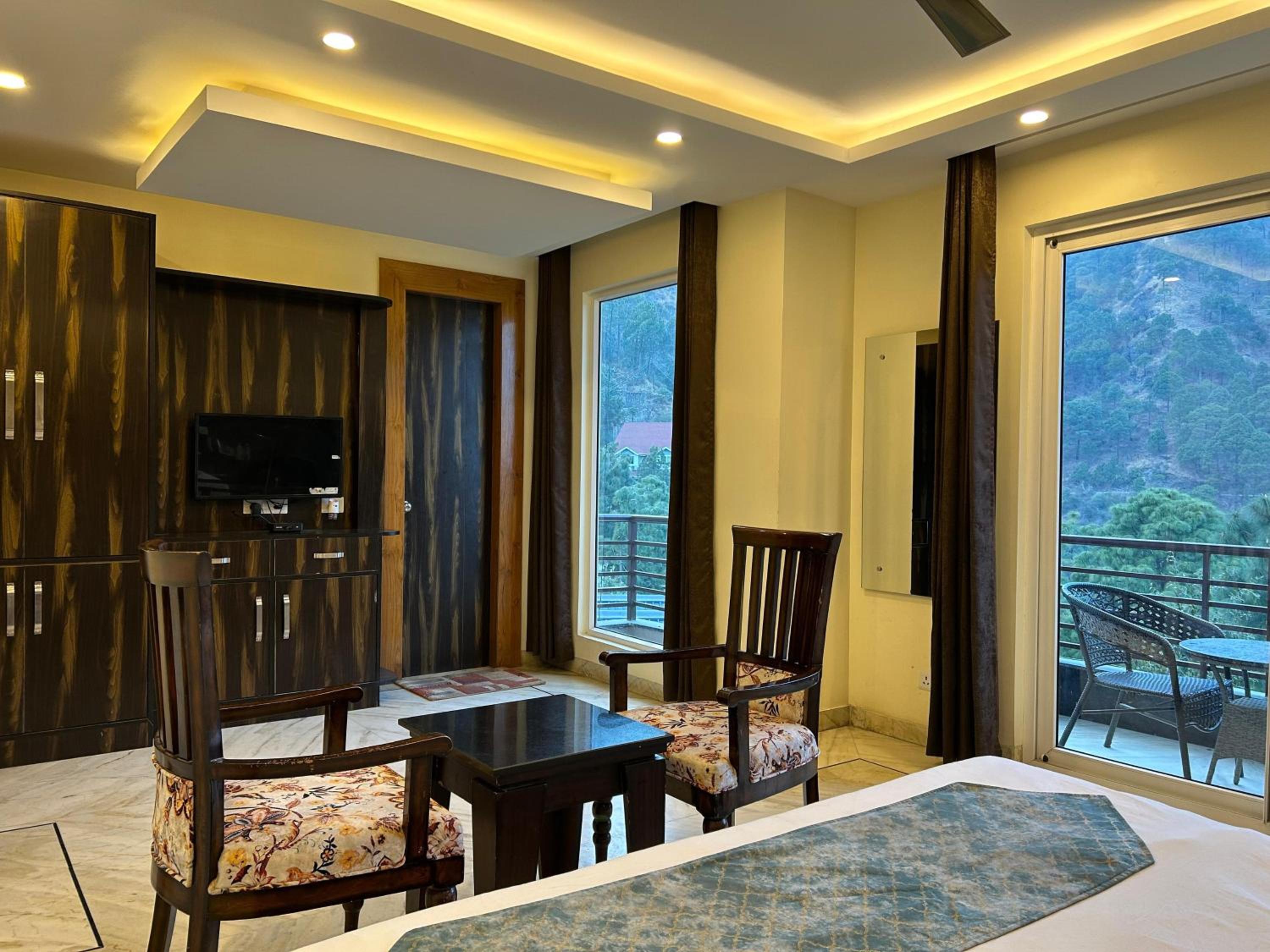 Deluxe Double Room with Balcony - Photo 17