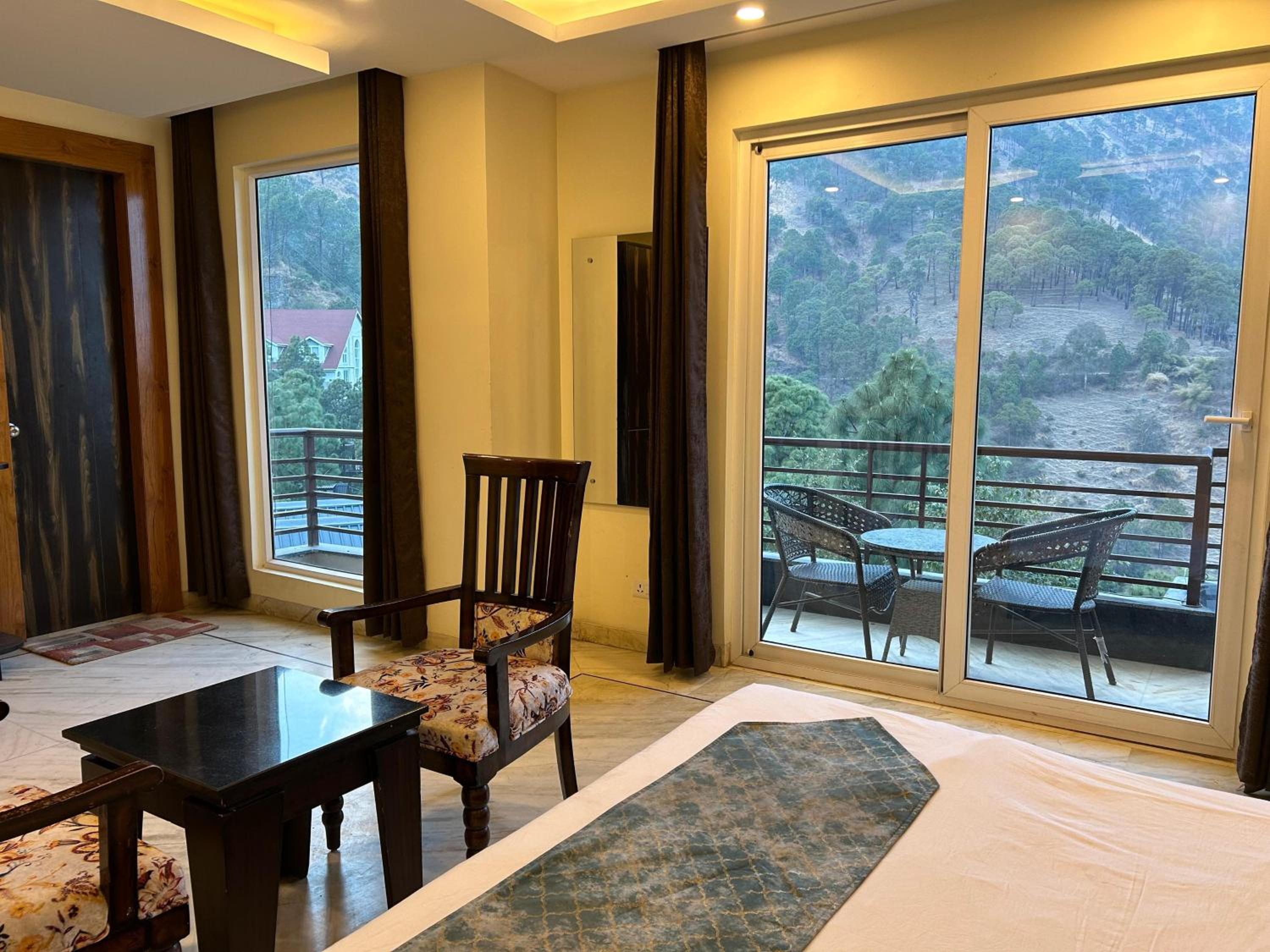 Deluxe Double Room with Balcony - Photo 15
