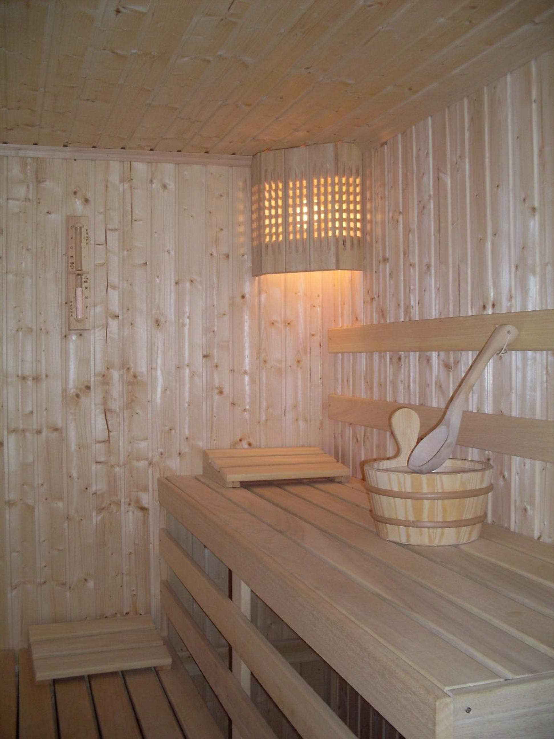 Nine-Bedroom House - Photo 5