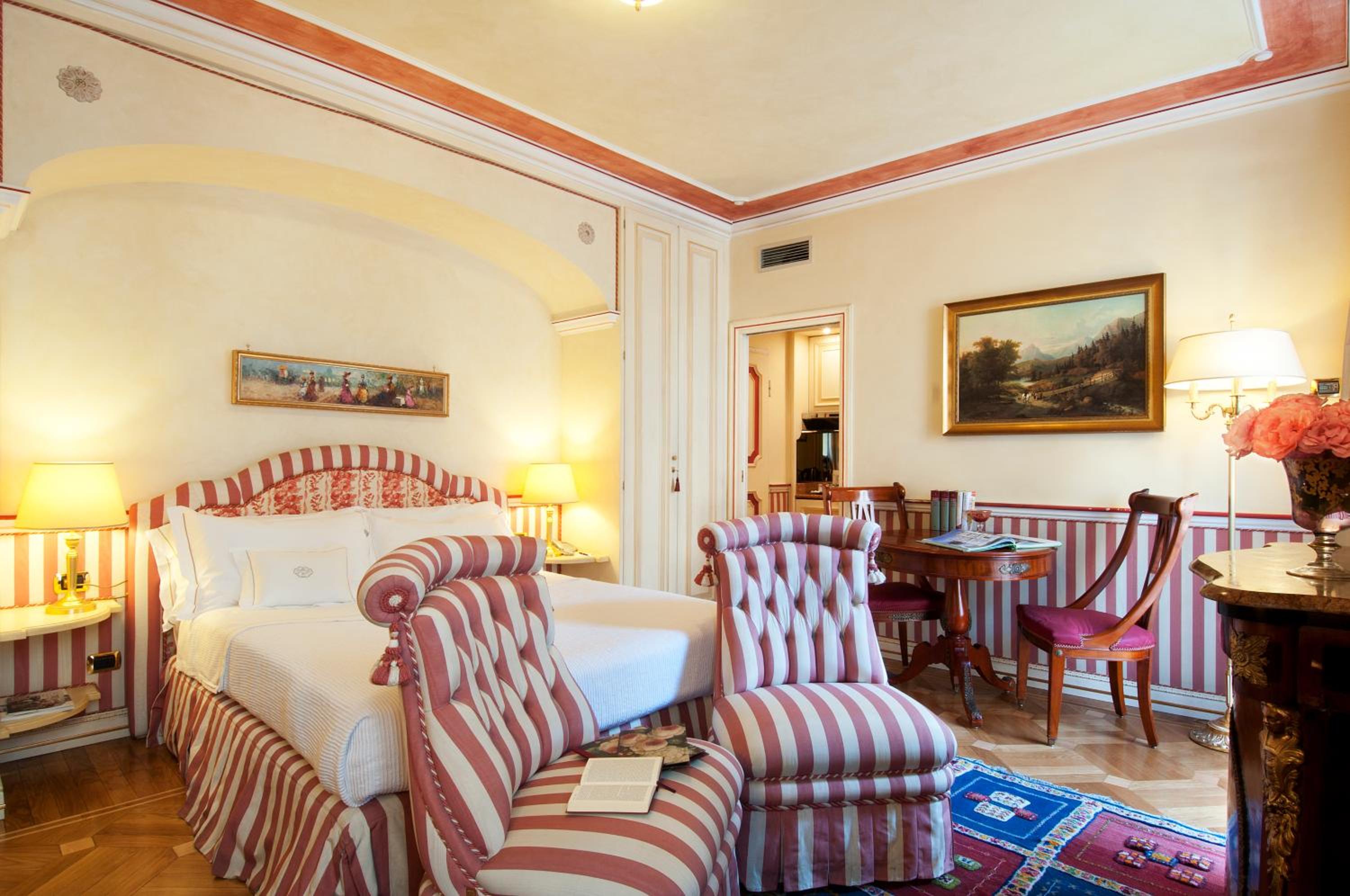 Deluxe Double Room thumbnail 5