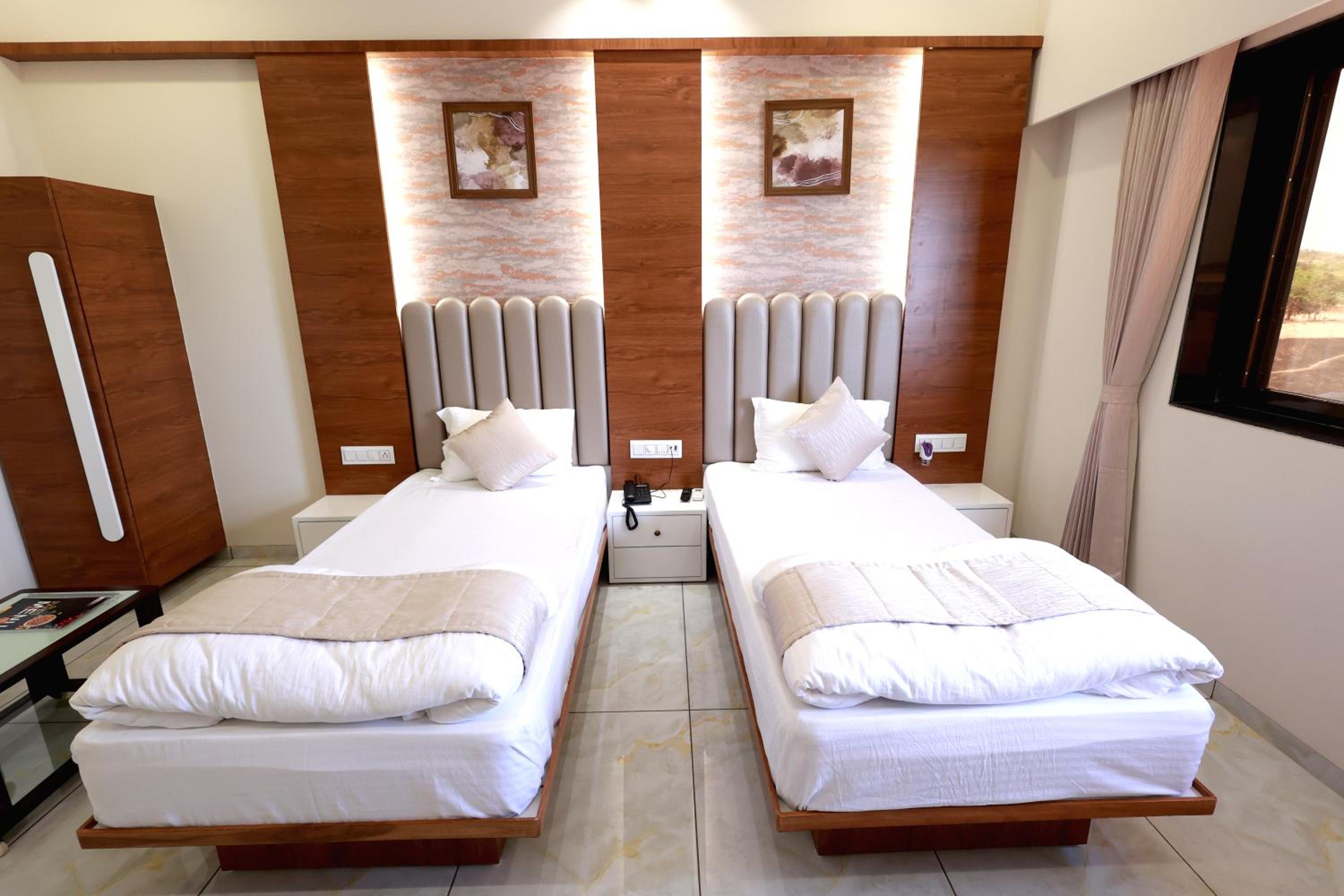 Deluxe Twin Room photo 3