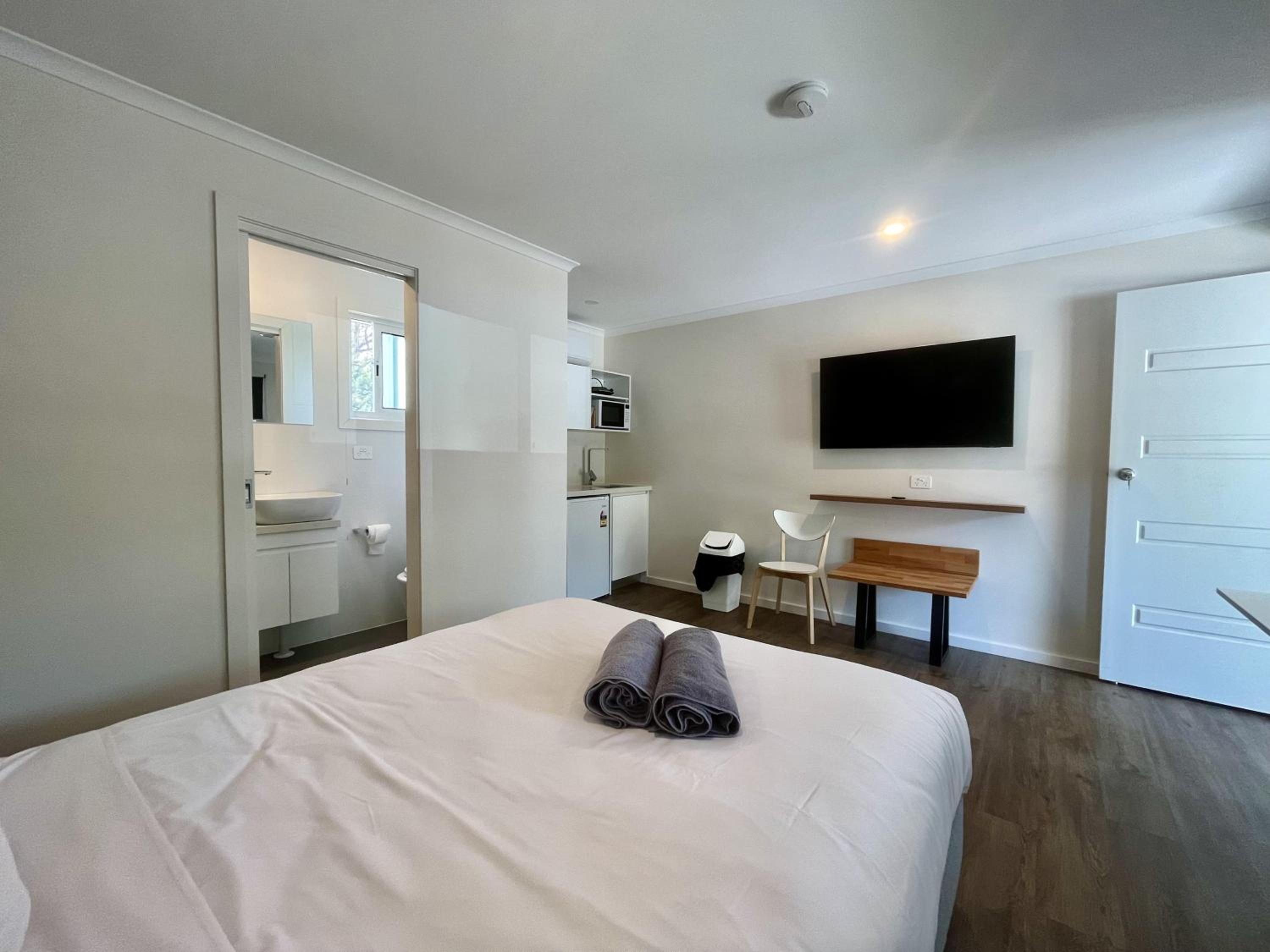 Deluxe Double Room - Photo 8