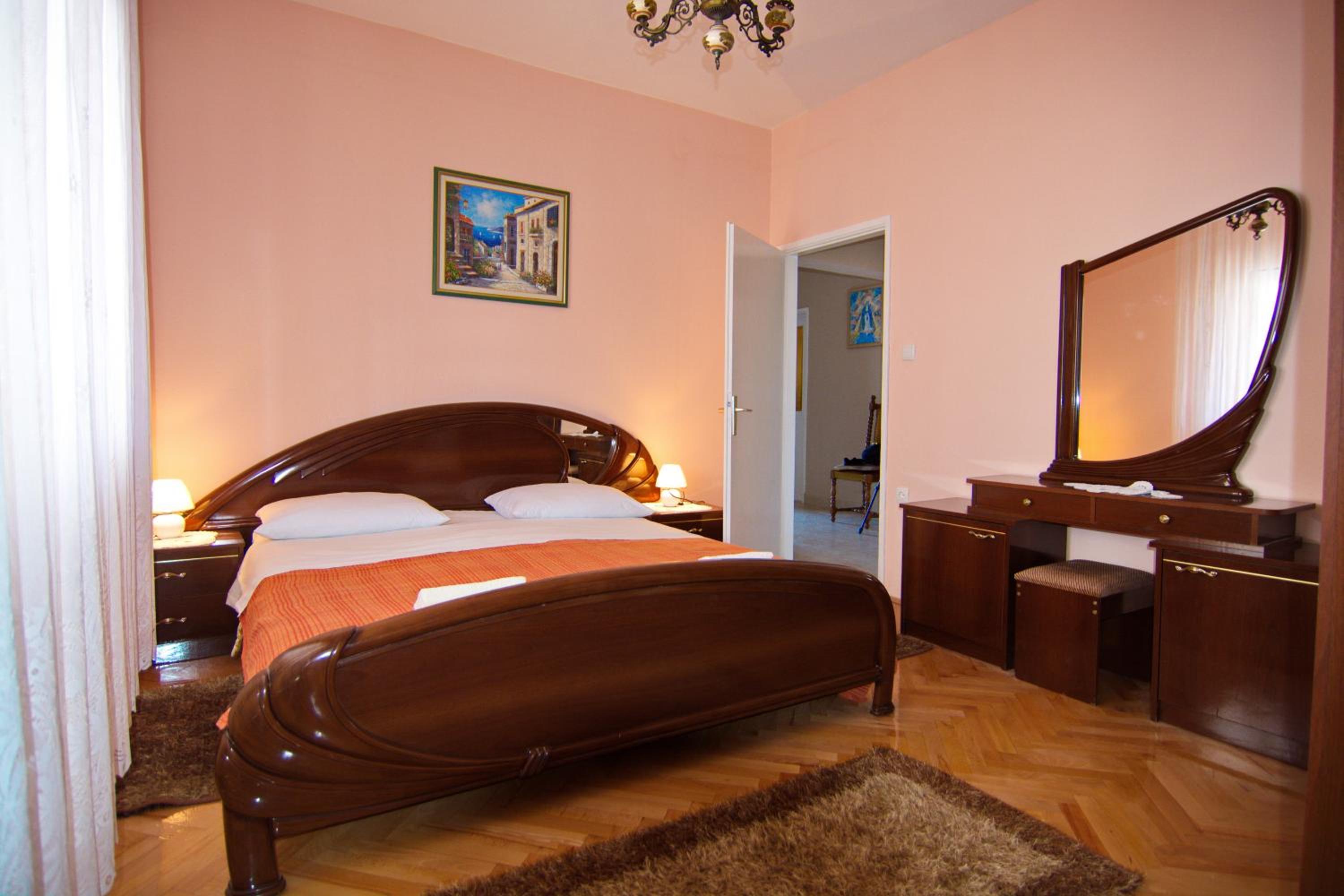 Double Room with Private Bathroom - Photo 2