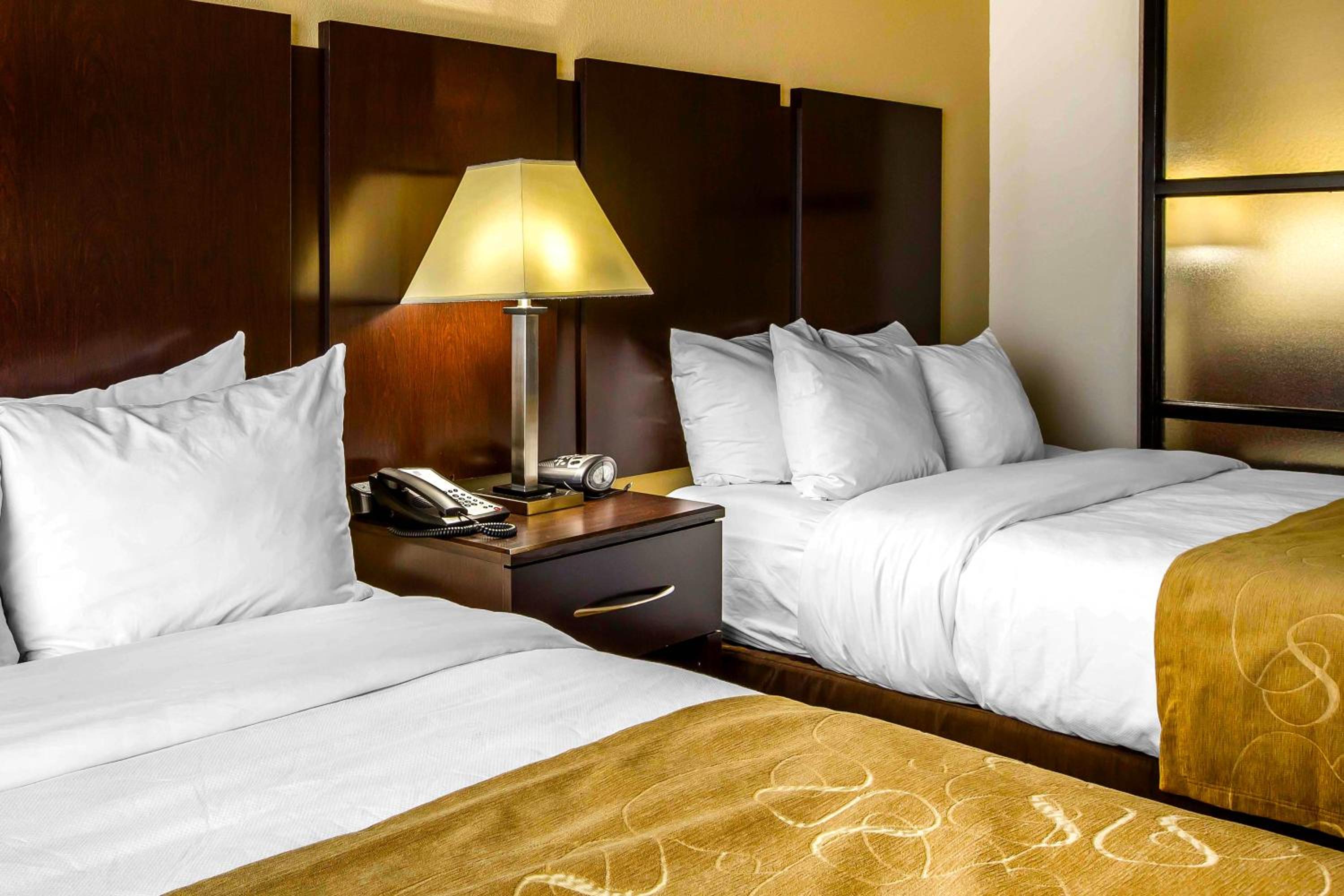 Queen Suite with Two Queen Beds - Non-Smoking - Photo 3