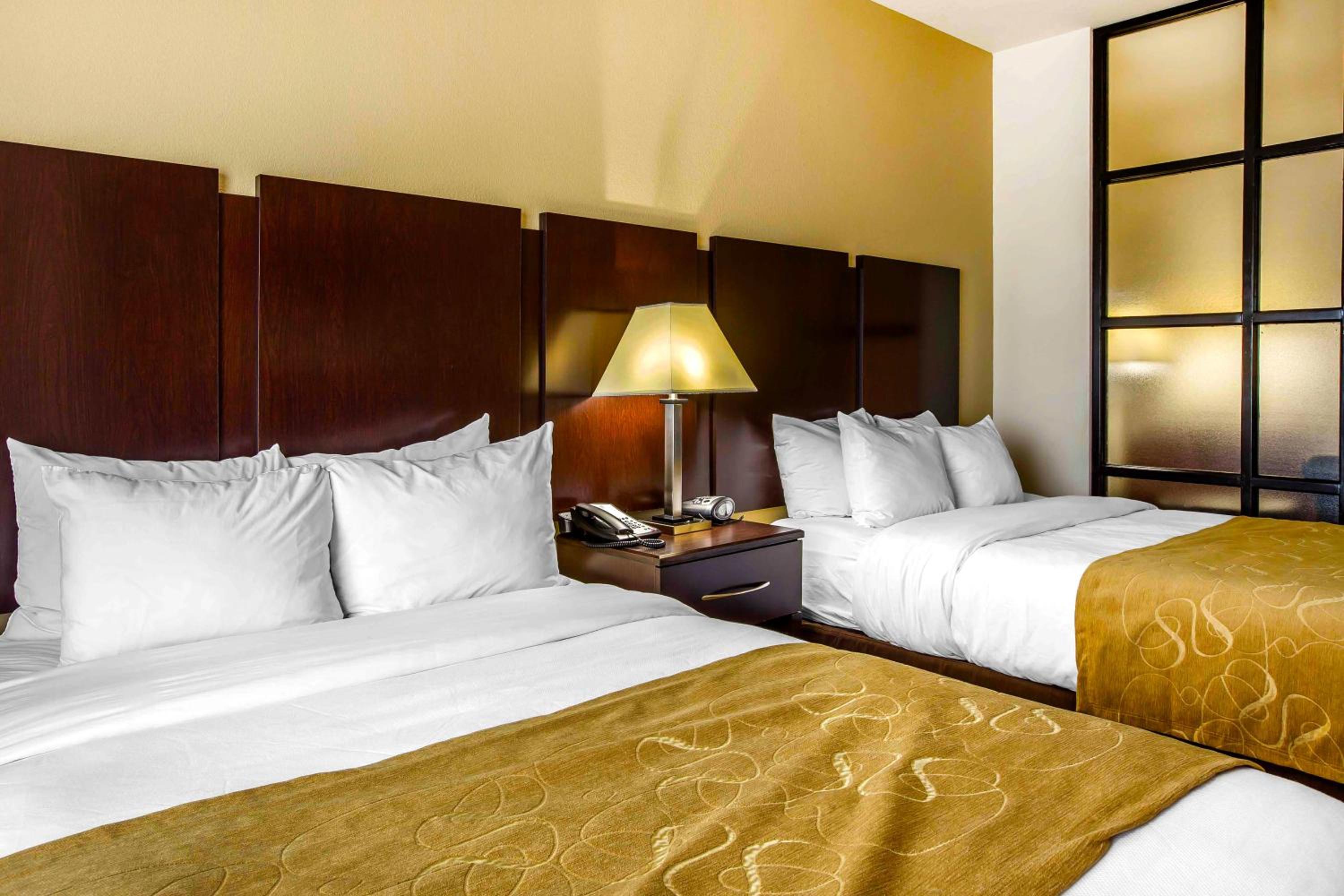 Queen Suite with Two Queen Beds - Non-Smoking - Photo 4