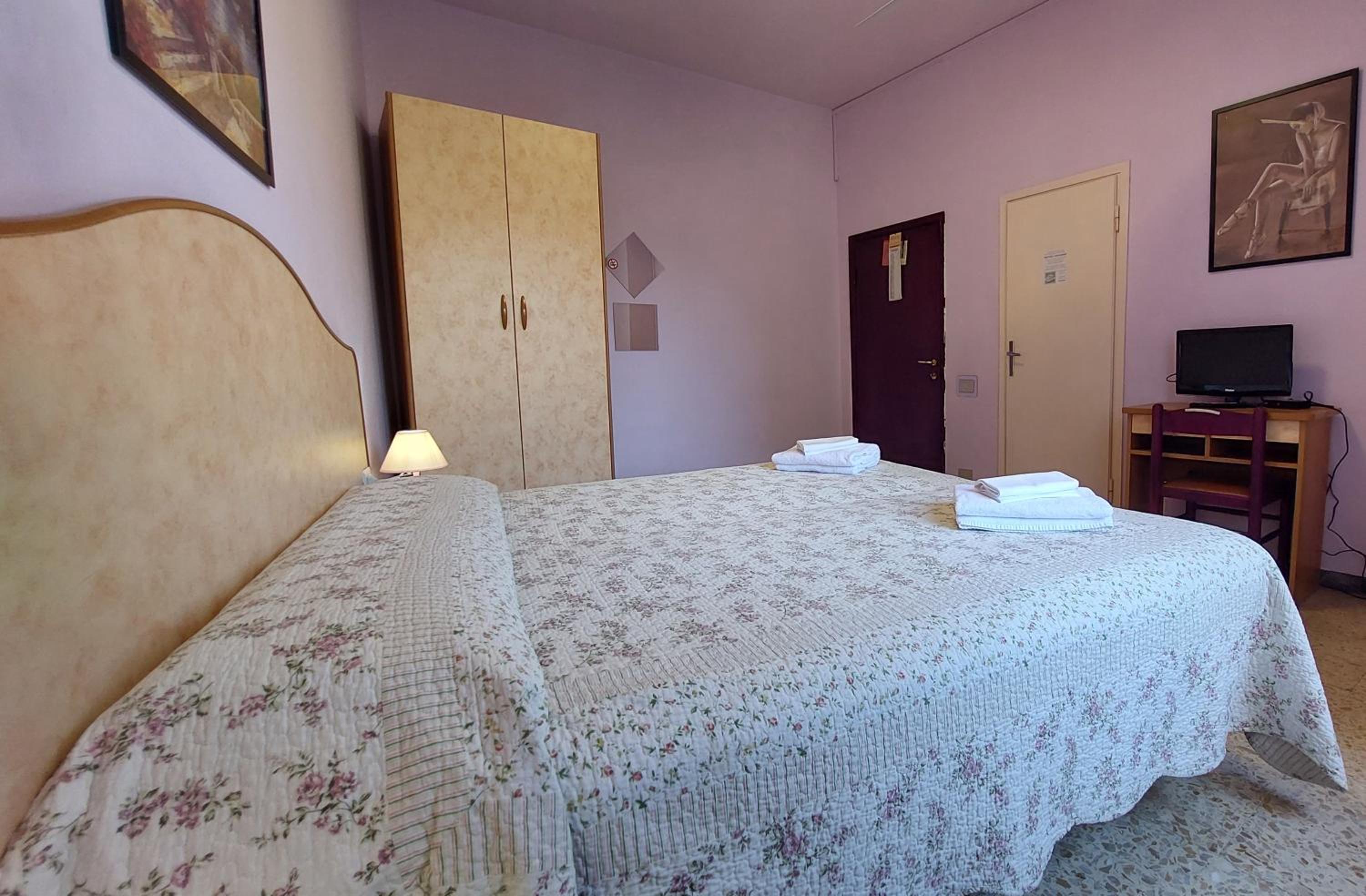 Double or Twin Room - Photo 8
