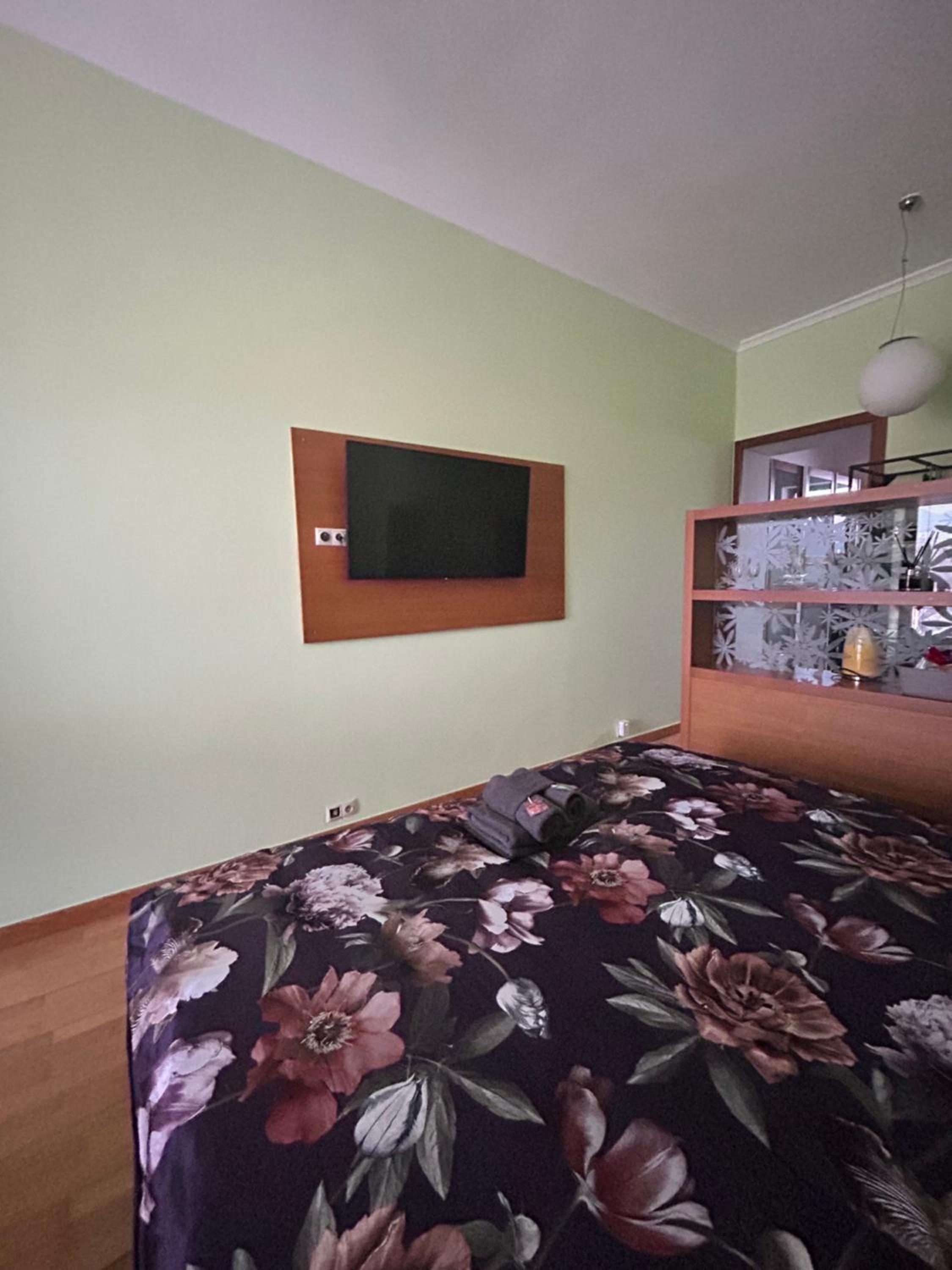 One-Bedroom Apartment with View