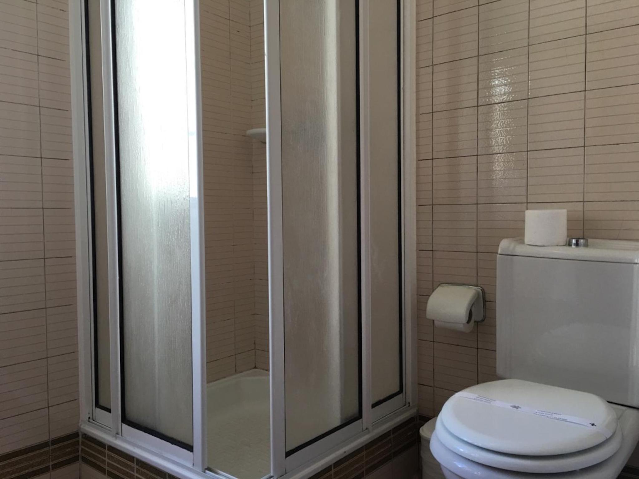 Twin Room with Private Bathroom - Photo 11