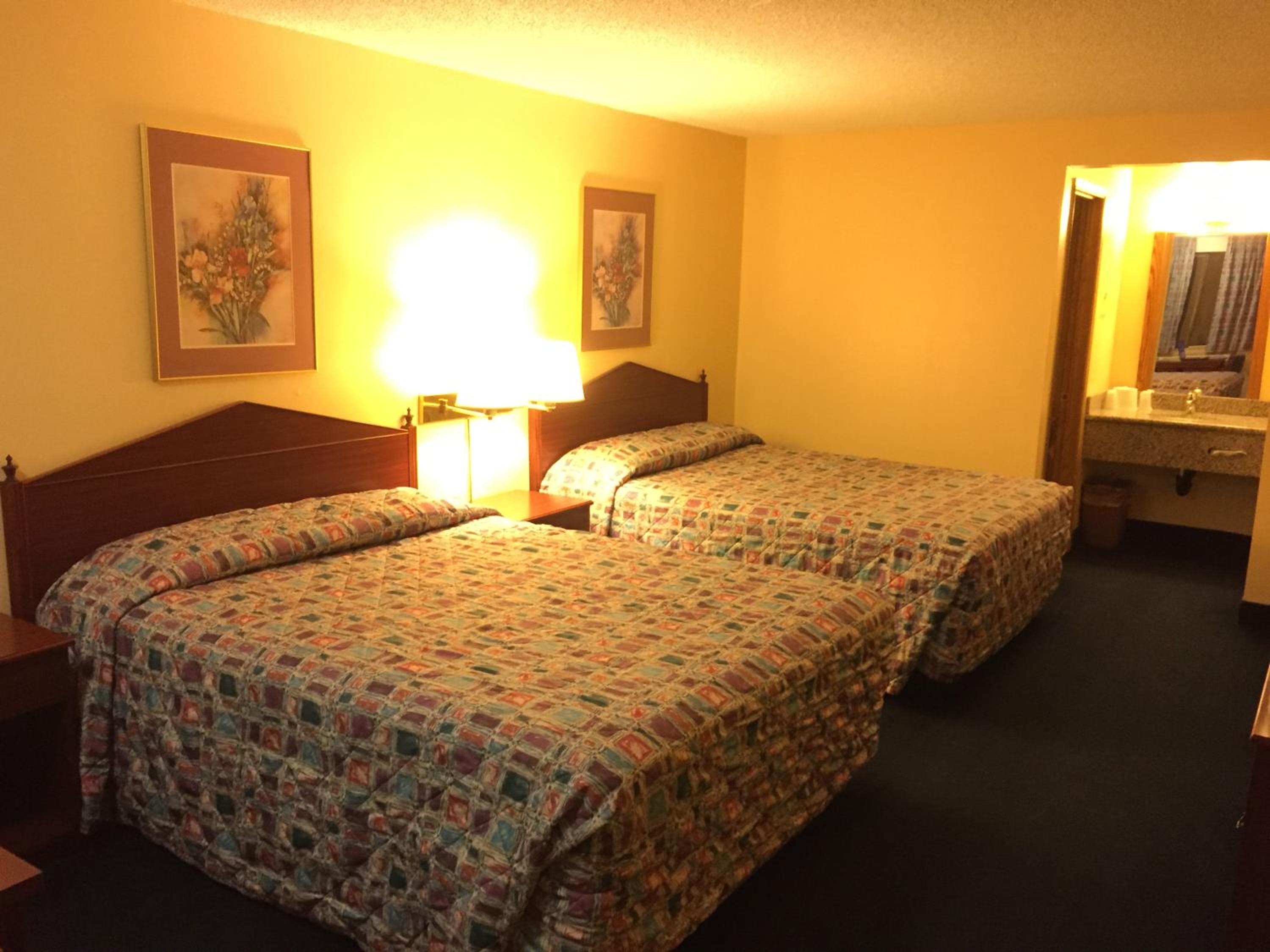 Queen Room with Two Queen Beds - Non-Smoking photo 2