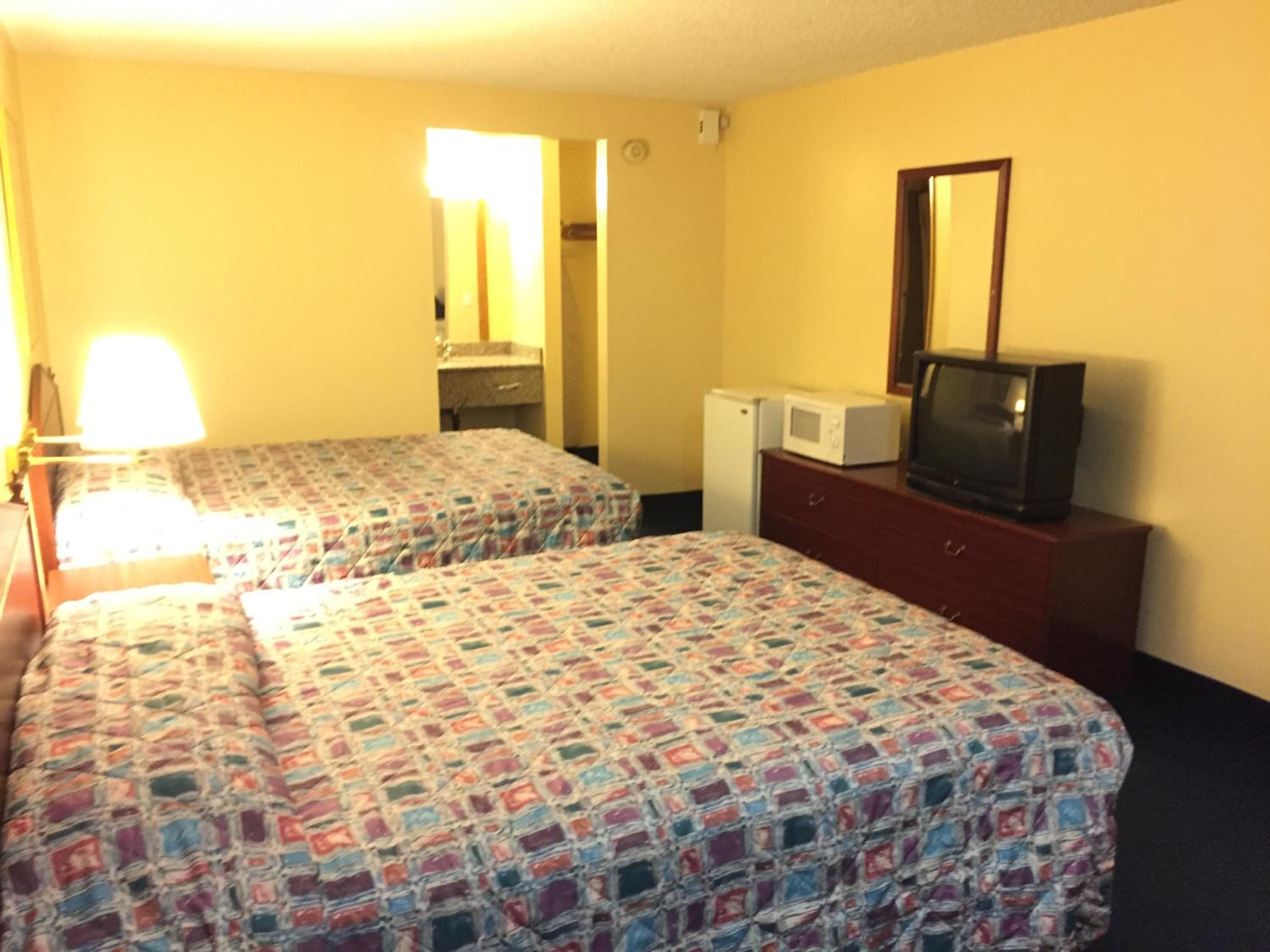 Queen Room with Two Queen Beds - Non-Smoking photo 3