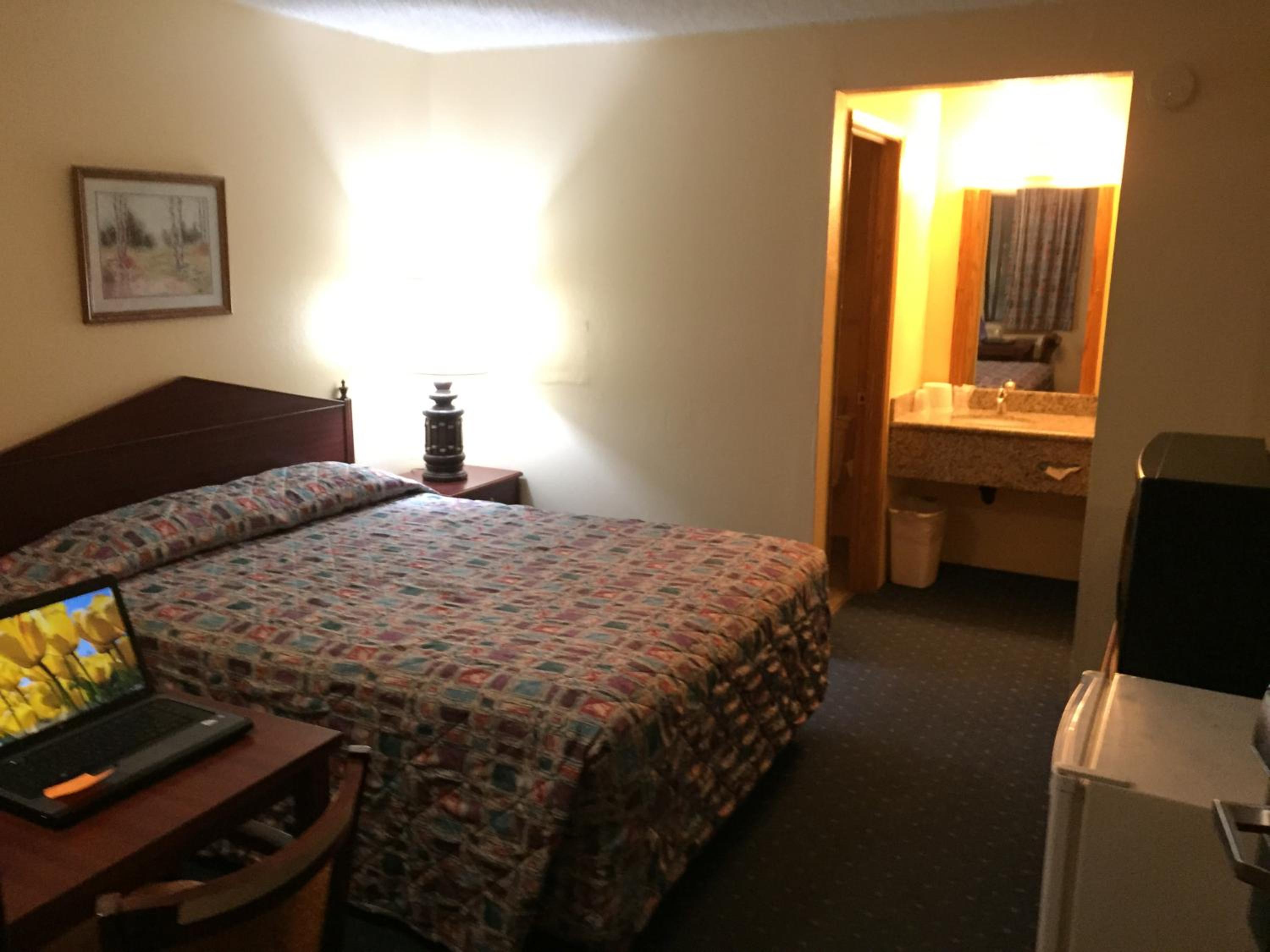 Queen Room - Non-Smoking photo 2