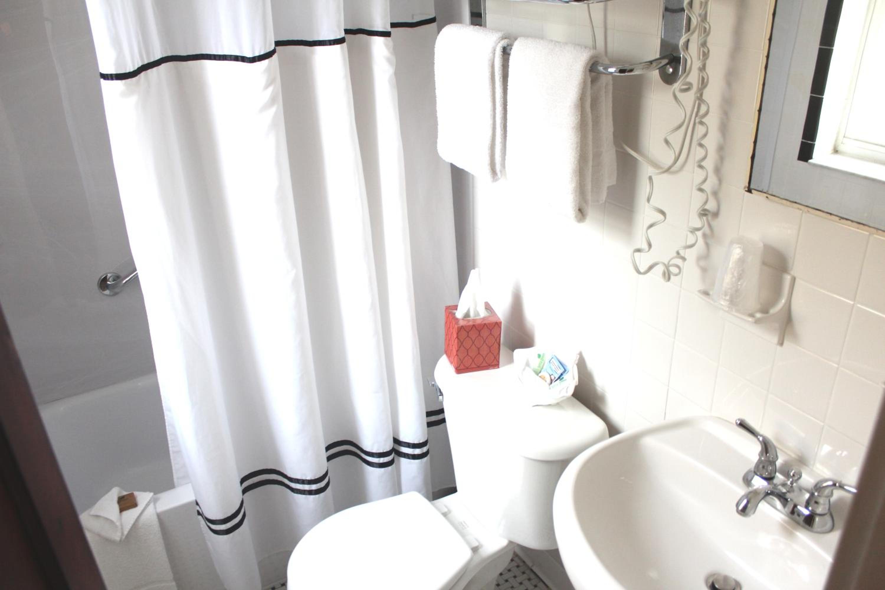 Standard Queen Room - Photo 6