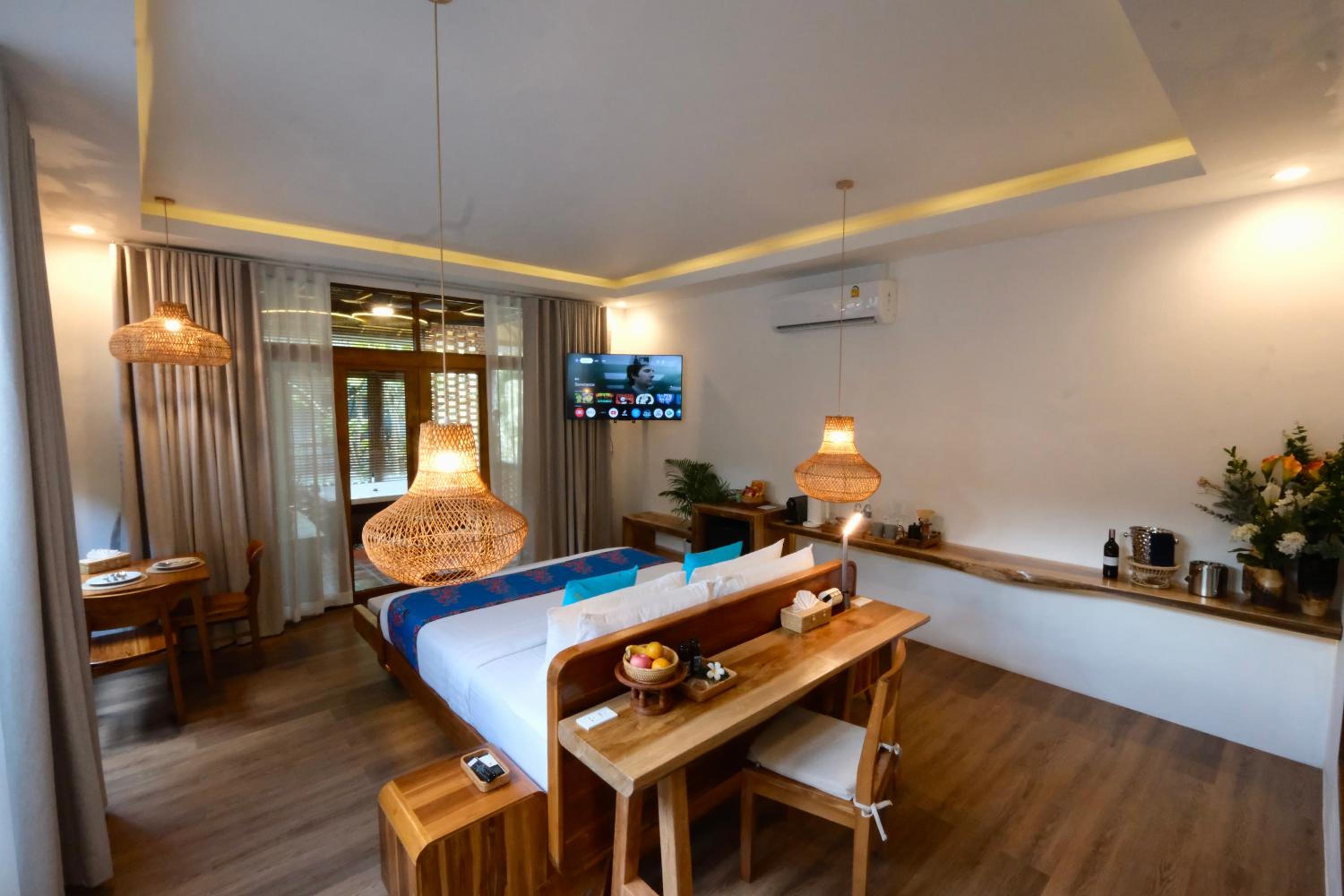 Jacuzzi Suite-Free Beach Shuttle photo 2