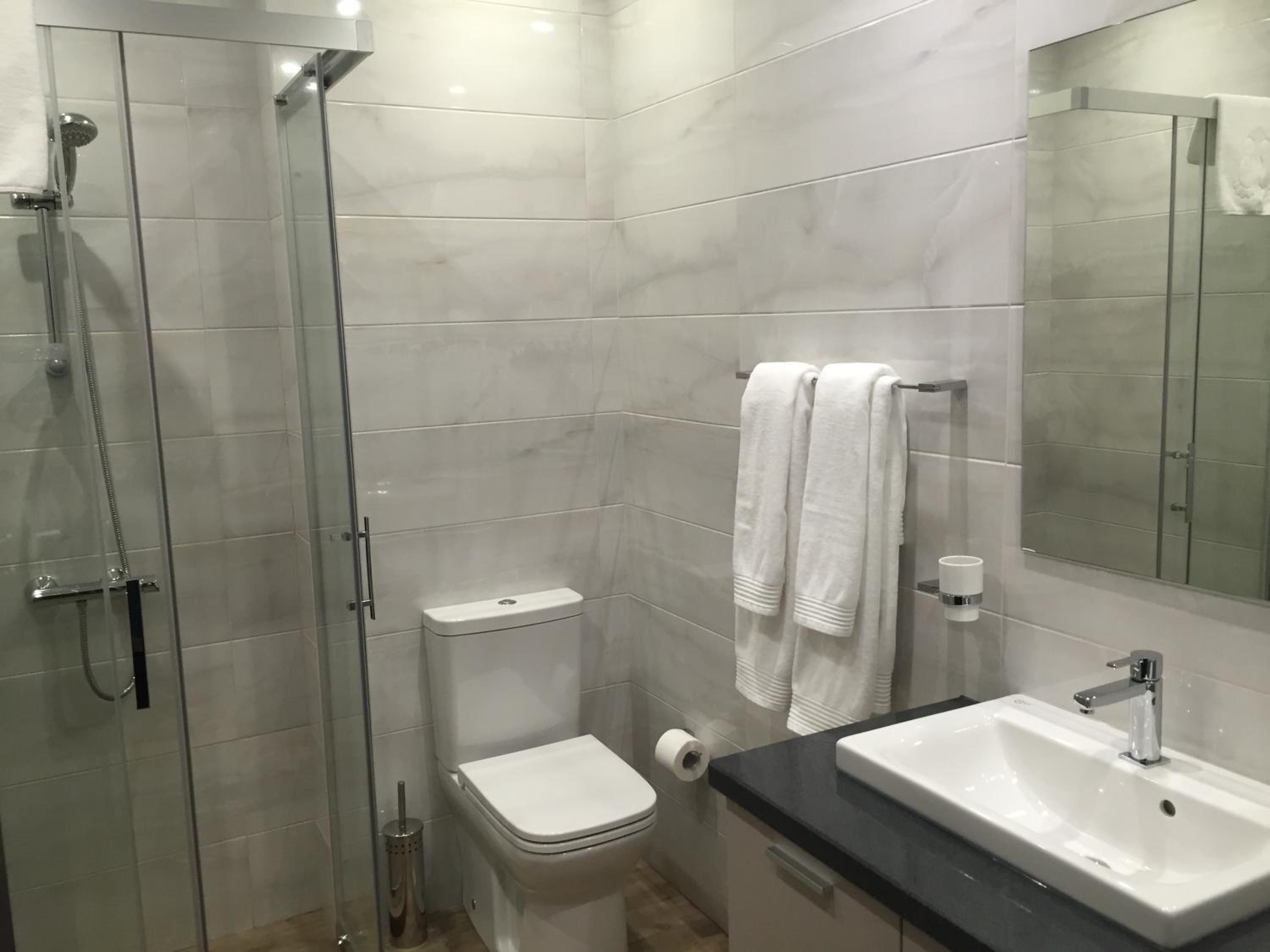Double Room with Lake View - Photo 8