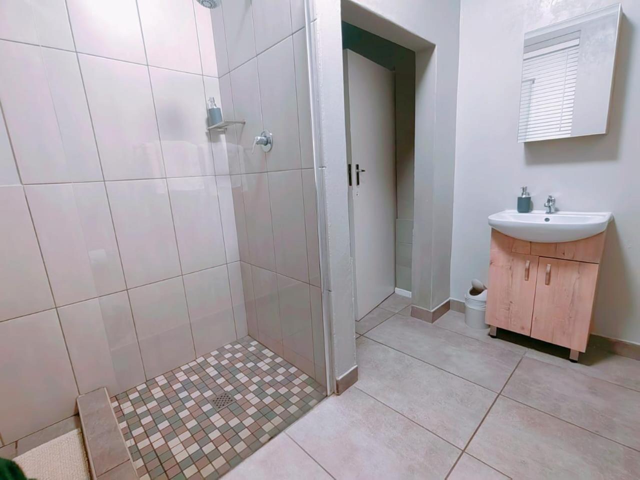 Comfort King Room - Photo 2