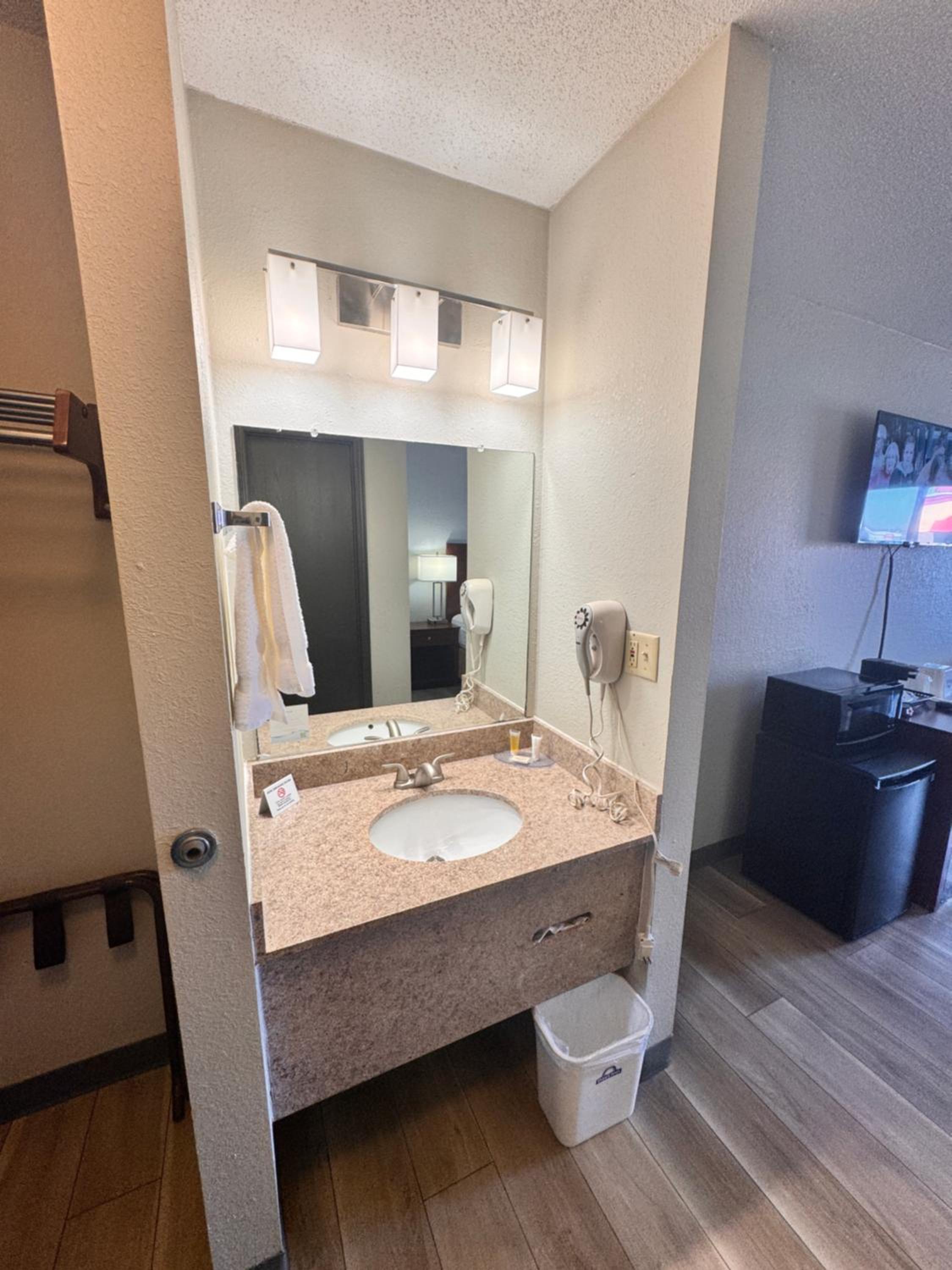 Deluxe King Room with Sofa Bed - Non-Smoking - Photo 6