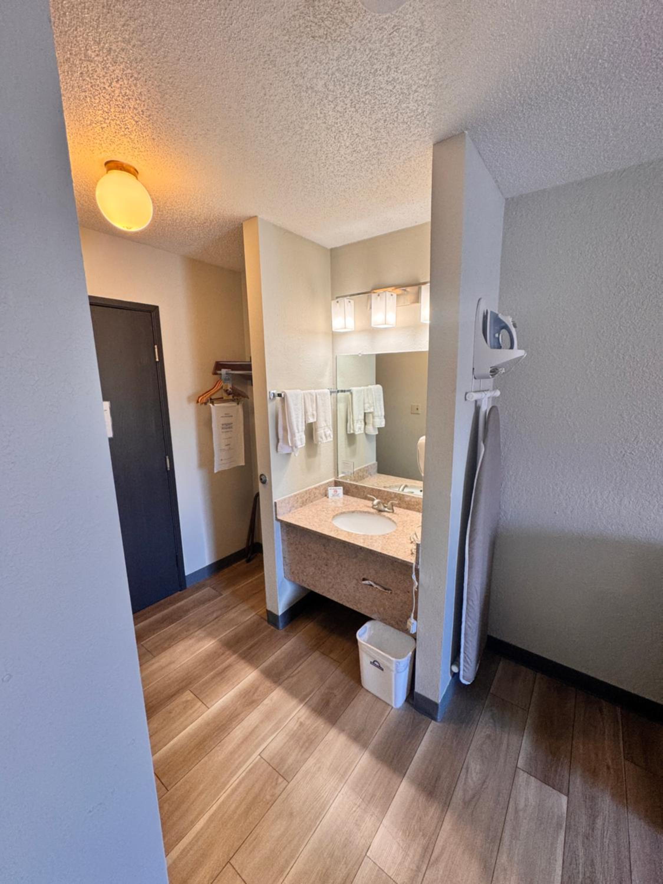 Deluxe King Room with Sofa Bed - Non-Smoking - Photo 5