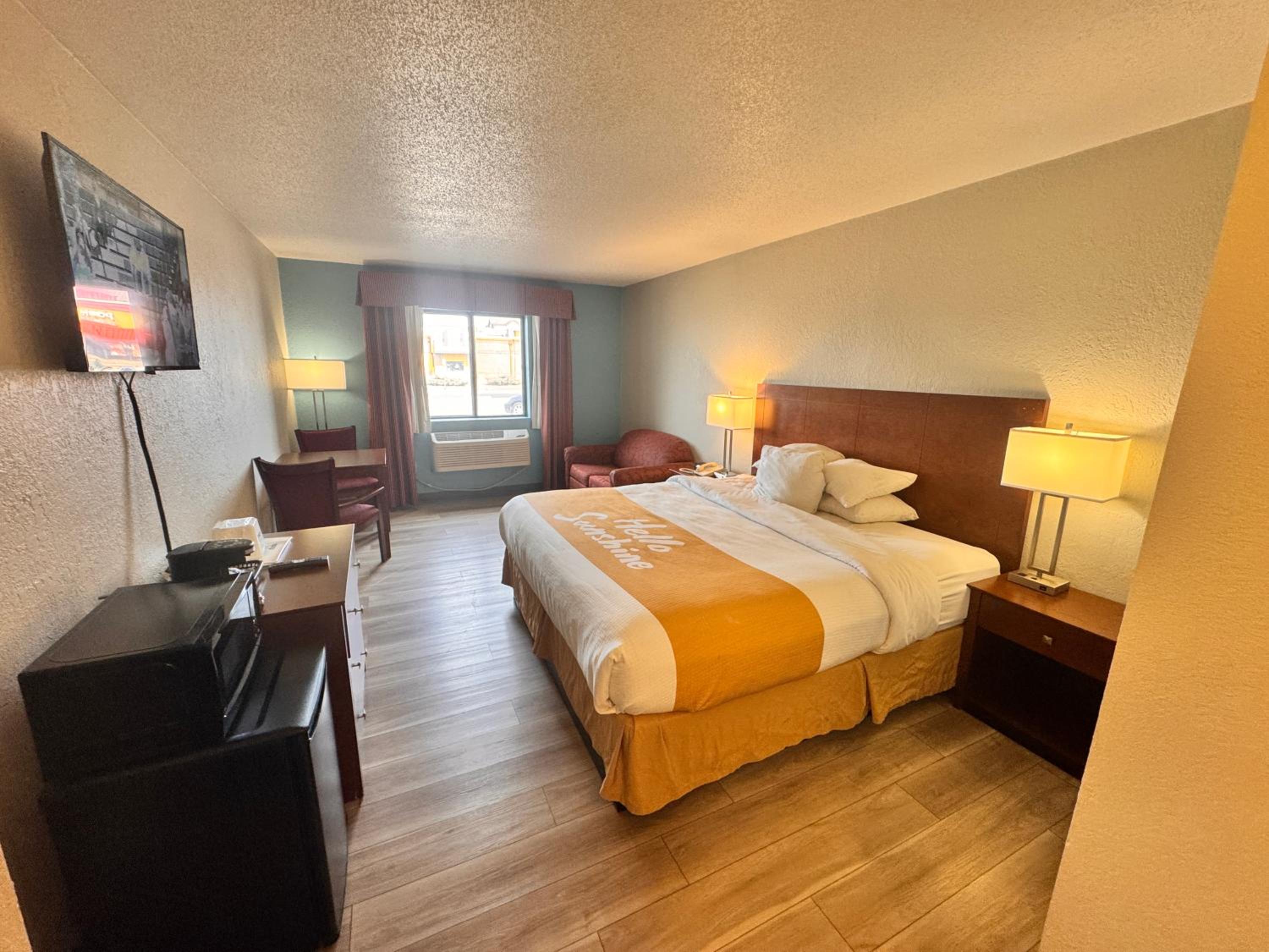 Deluxe King Room with Sofa Bed - Non-Smoking - Photo 4
