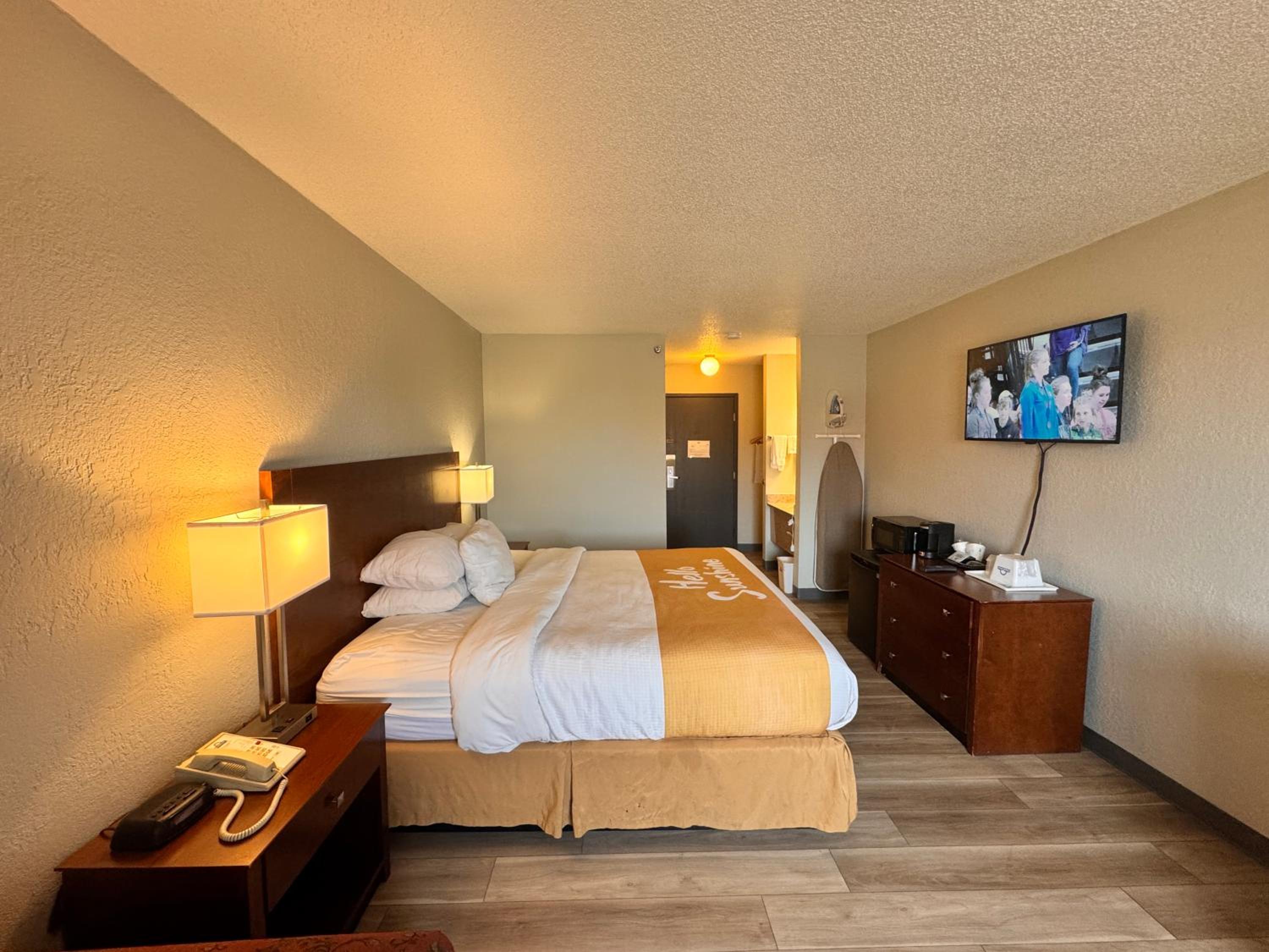Deluxe King Room with Sofa Bed - Non-Smoking - Photo 3