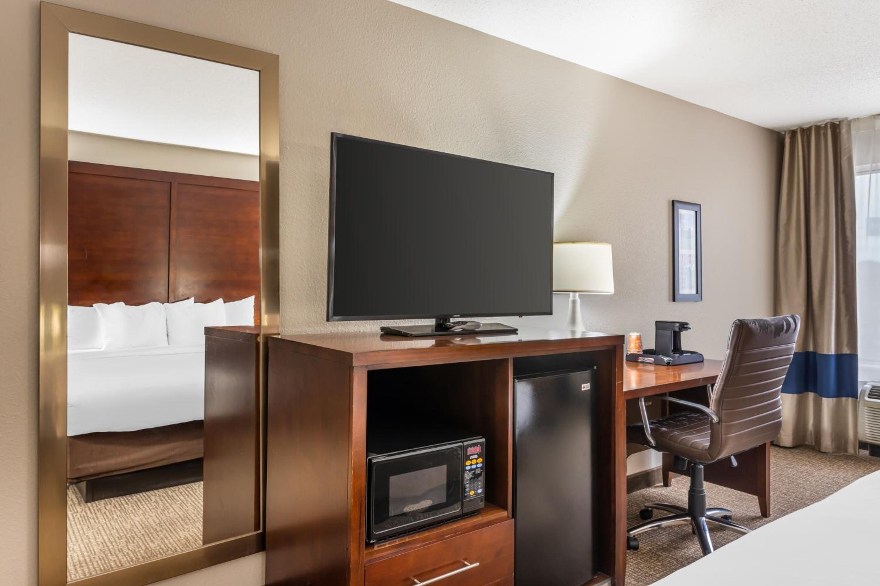 King Room - Non-Smoking - Photo 4