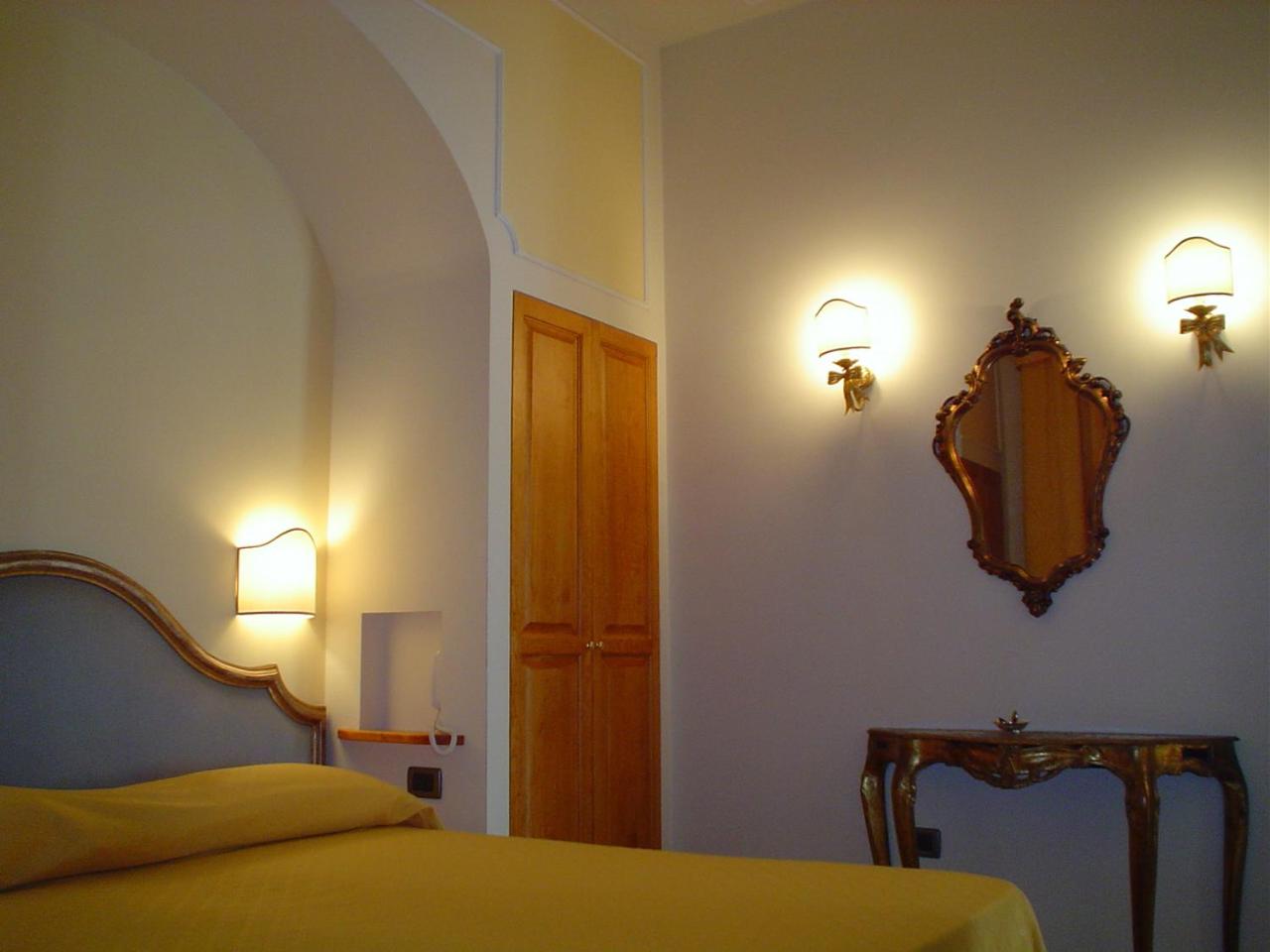 Budget Double Room - Photo 8