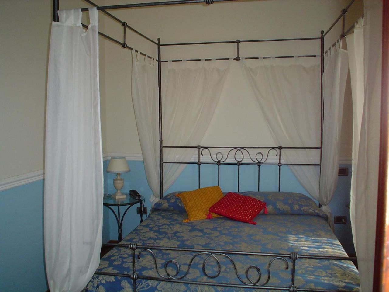 Quadruple Room with Balcony - Photo 4