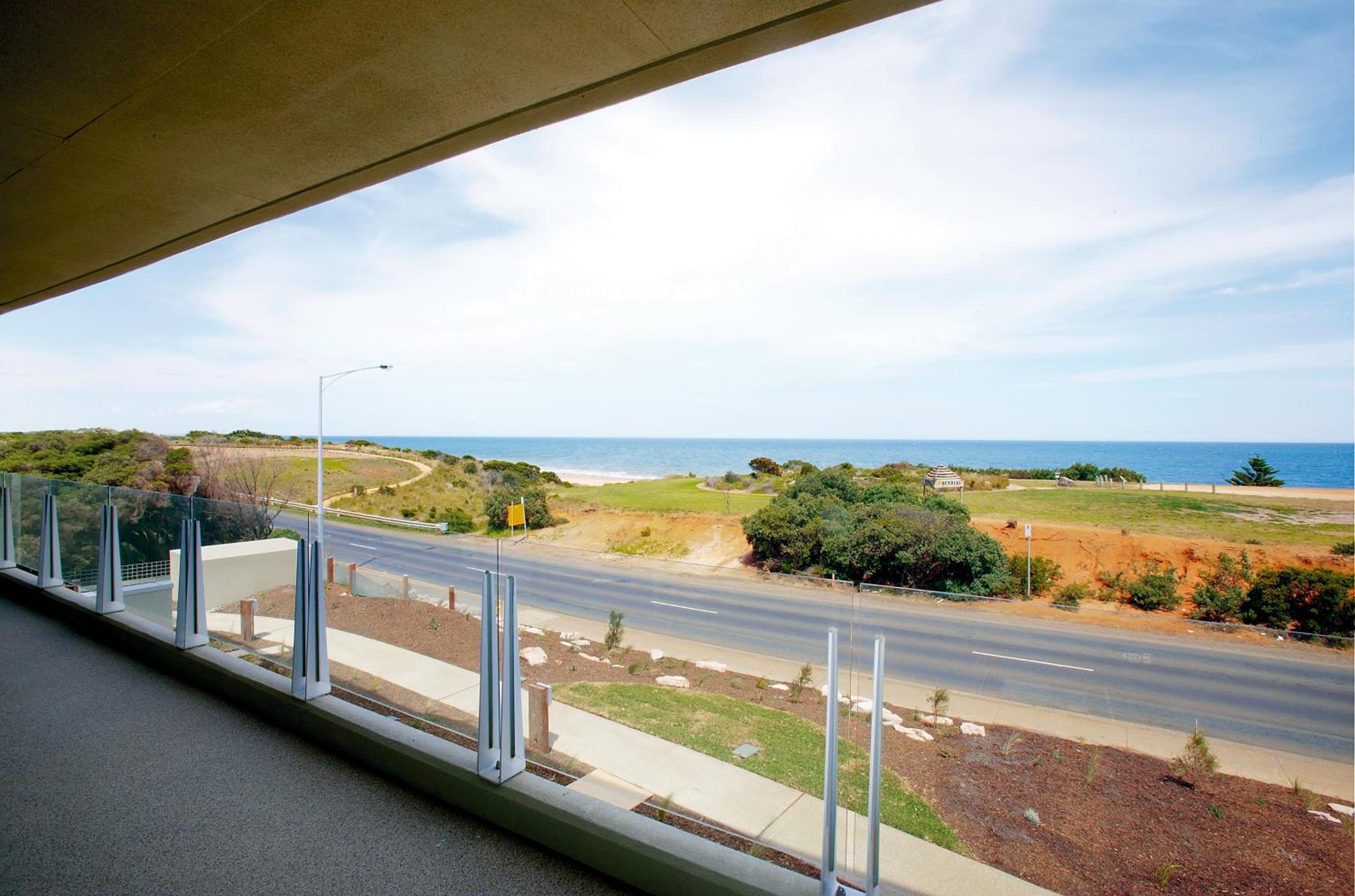 One-Bedroom Apartment with Ocean View - Photo 5