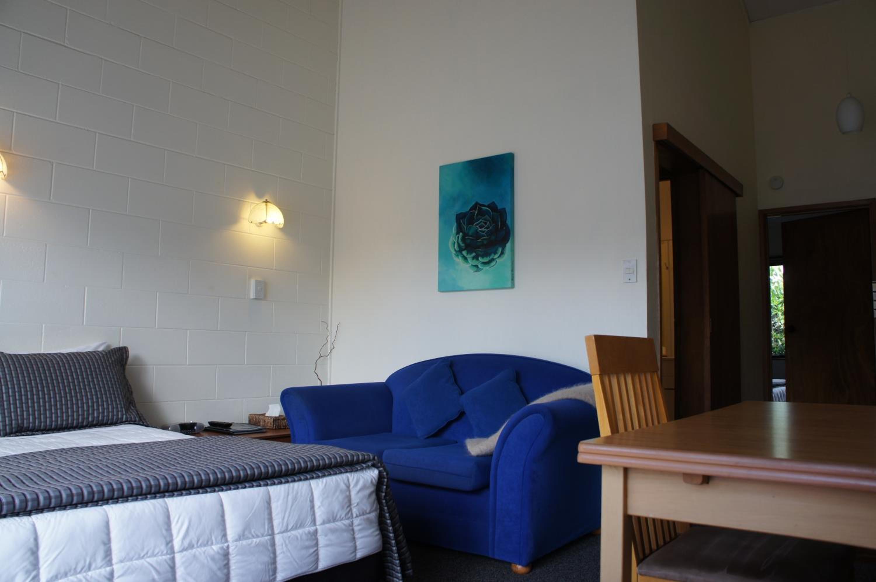 Standard One-Bedroom Apartment - Photo 2