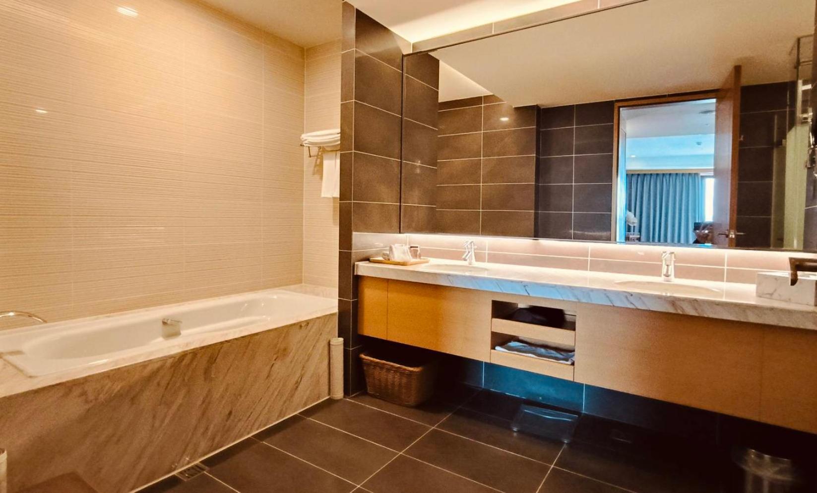 Deluxe King Suite