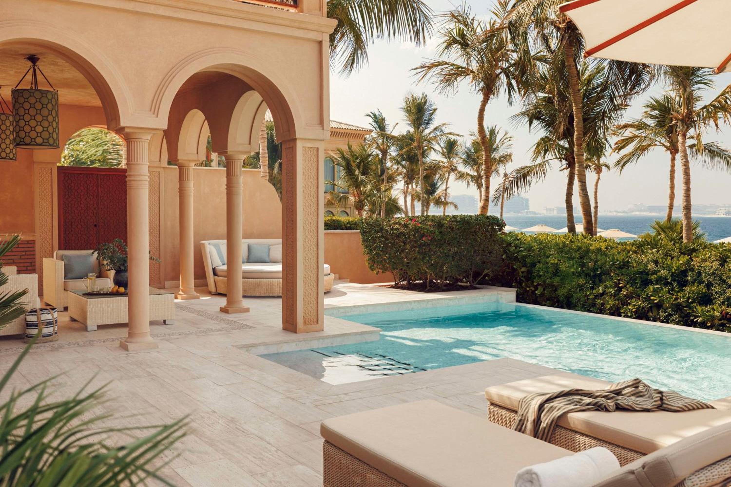 Beachfront Executive Suite with pool and Waterpark Access