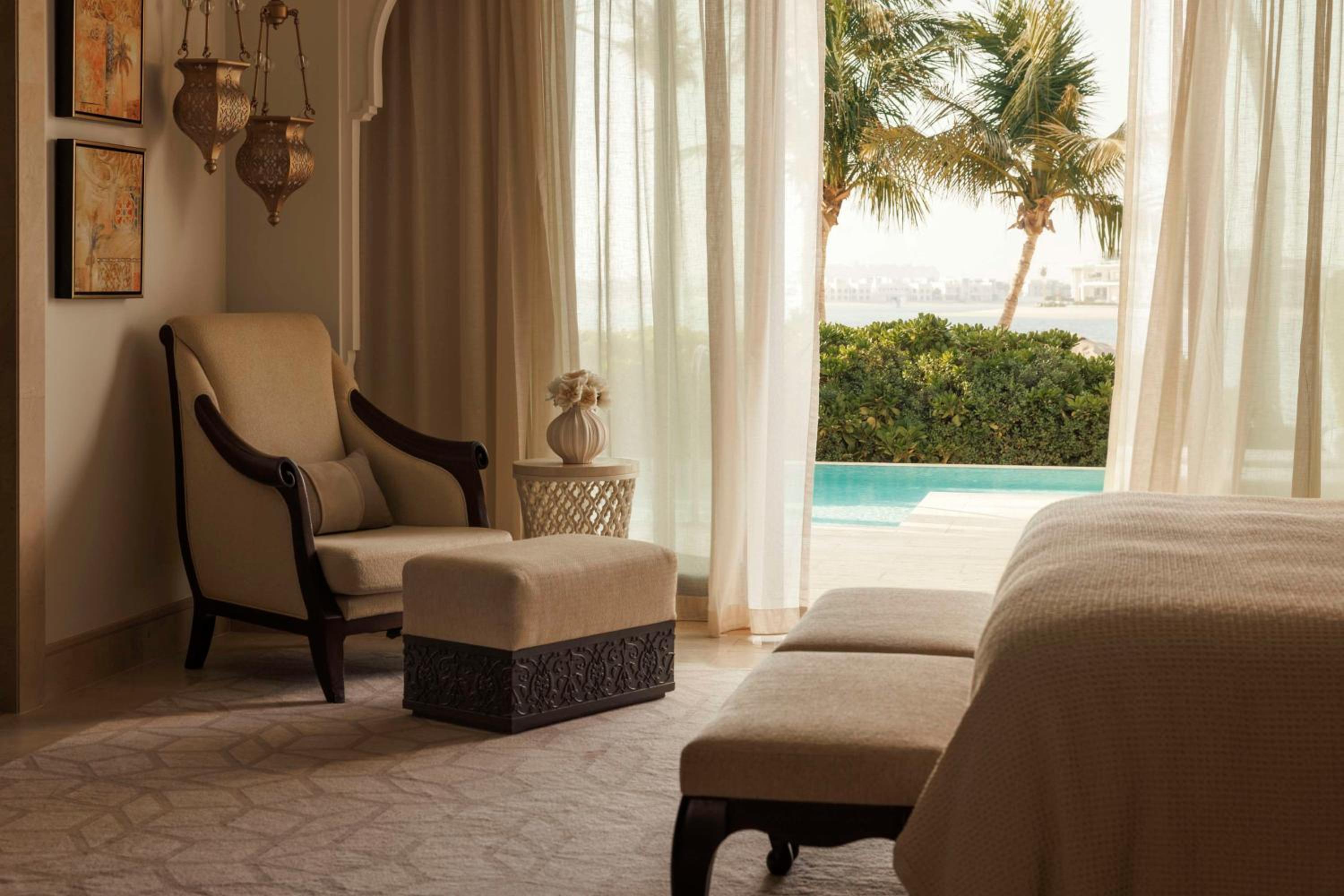 Beachfront Executive Suite with pool and Waterpark Access