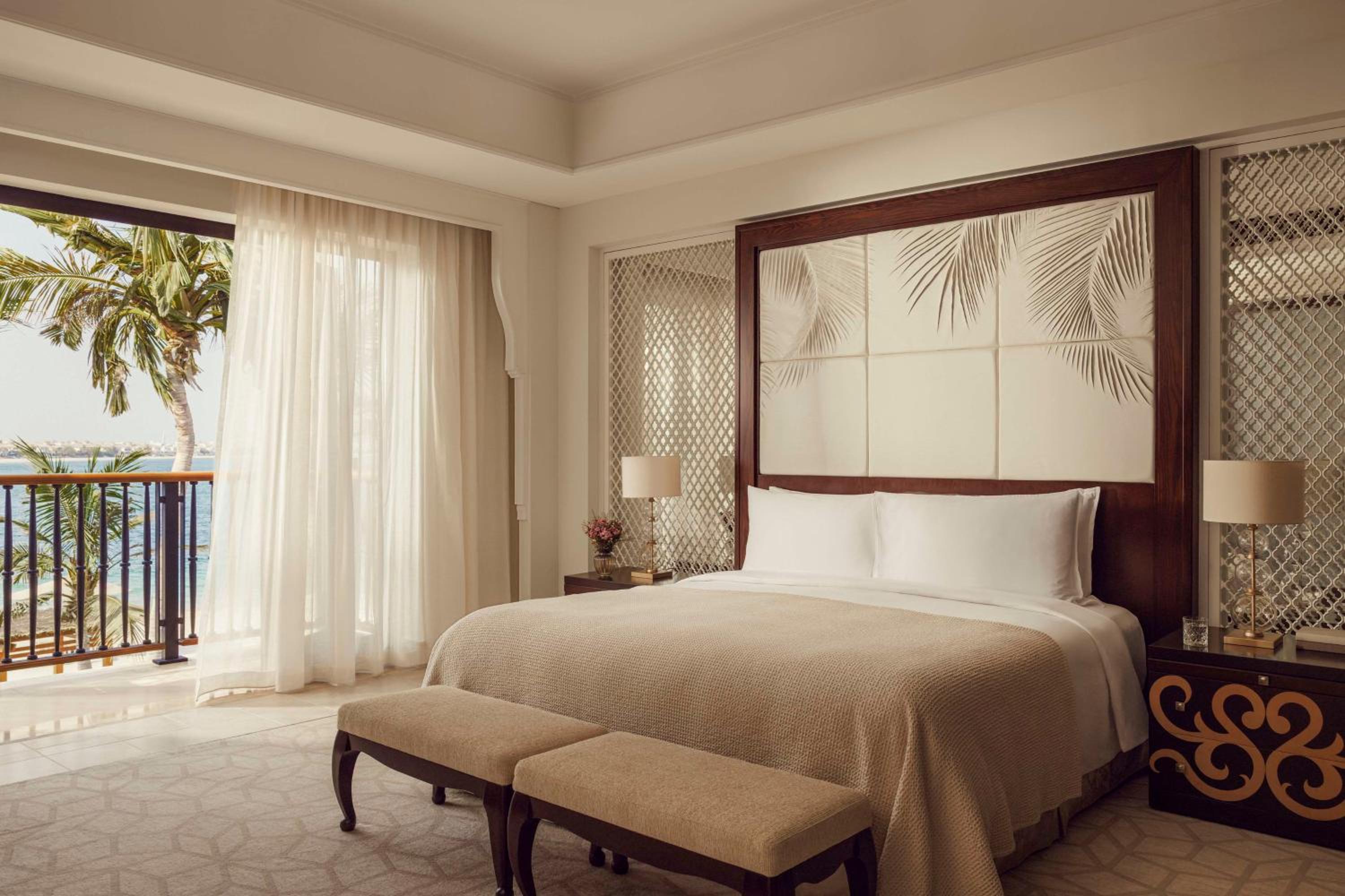 Beachfront Executive Suite with Waterpark Access