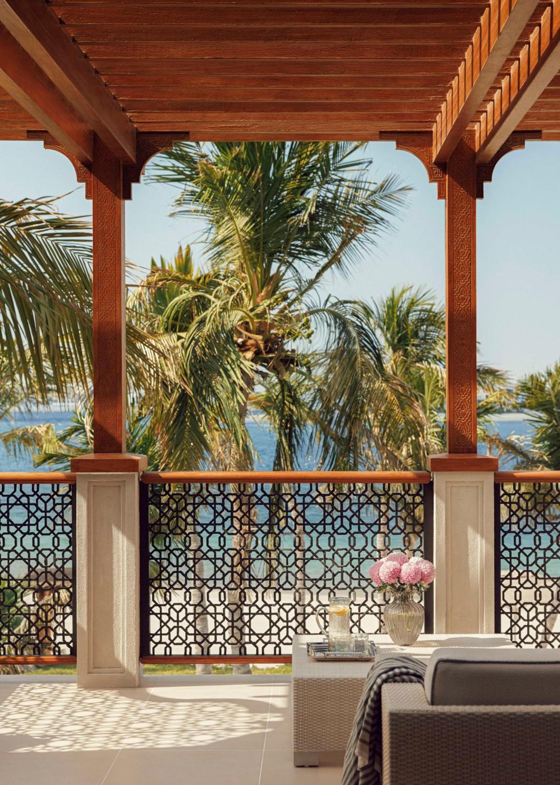 Beachfront Executive Suite with Waterpark Access