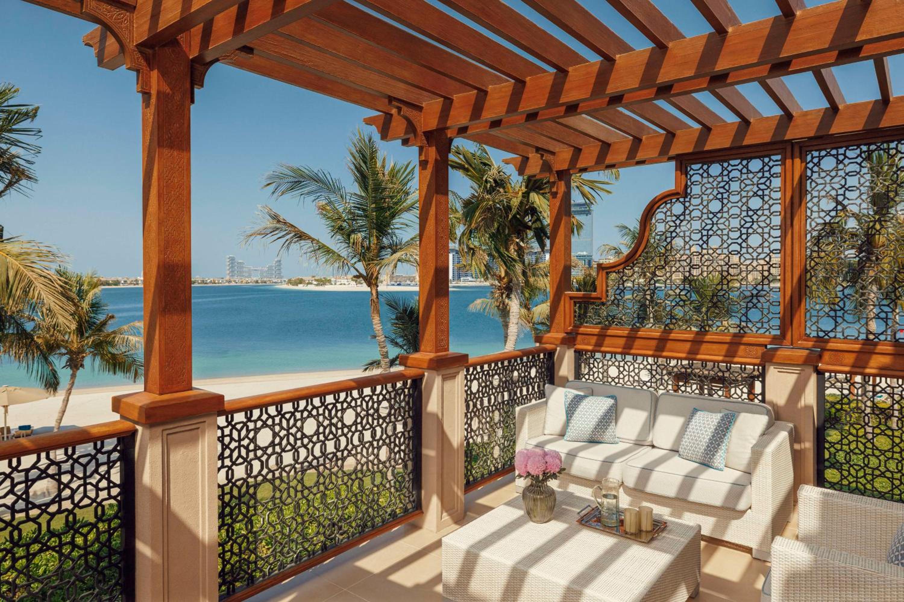 Beachfront Executive Suite with Waterpark Access