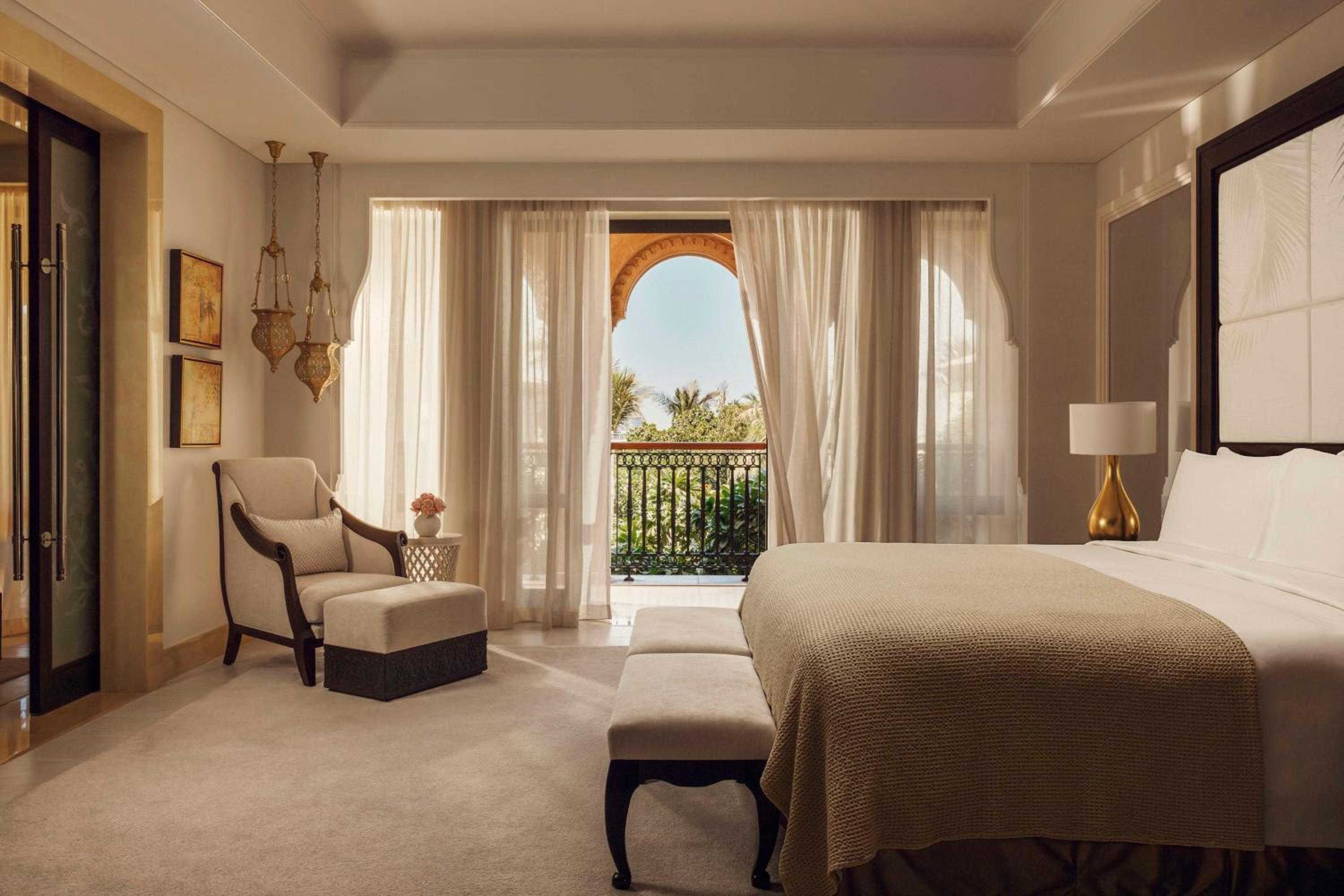 Palm Manor Executive Suite with Waterpark Access