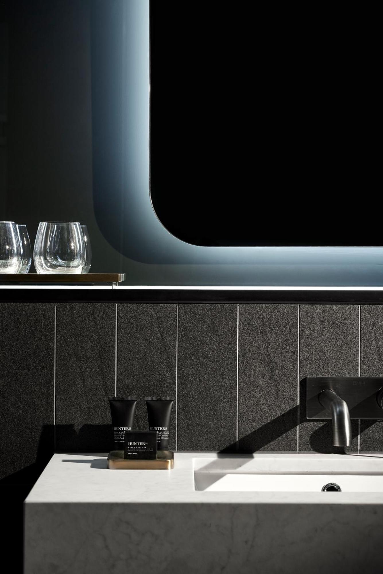 Midnight Petite, Smaller Guest room, 1 Queen