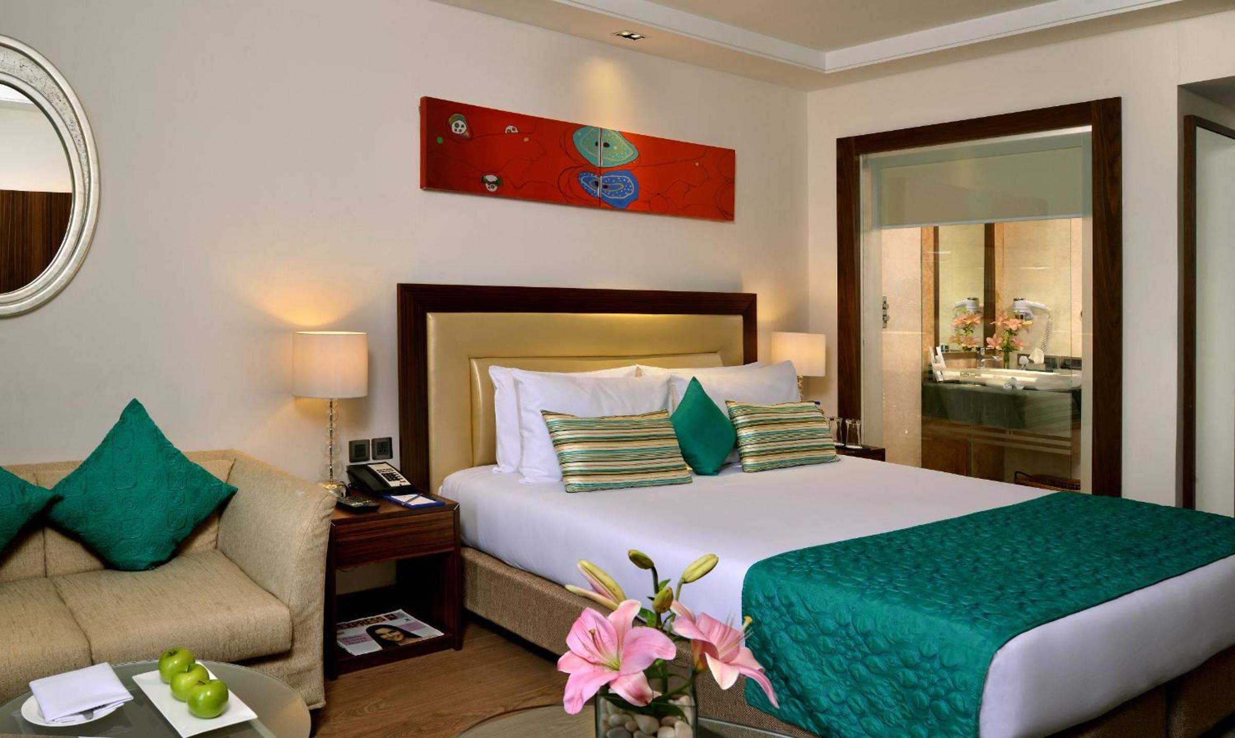 Executive King Room - Premium Wing with 20% discount on Food, Spa, Beverages and Laundry | 1+1 IMFL from 3pm to 7pm - Photo 4