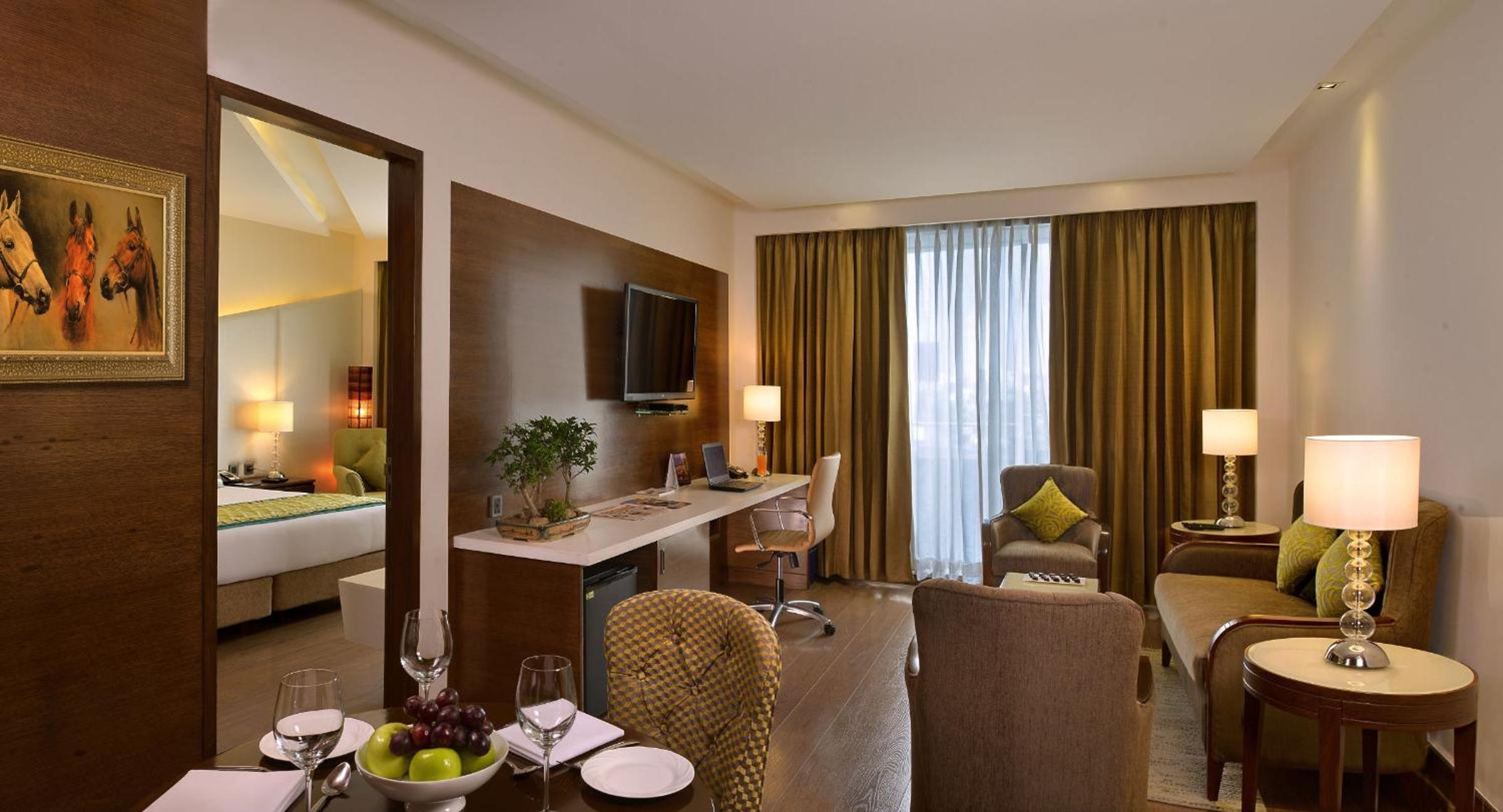 King Suite with Separate Living Room and Private Balcony and with 20% discount on Food, Spa, Beverages and Laundry | 1+1 IMFL from 3pm to 7pm - Photo 3