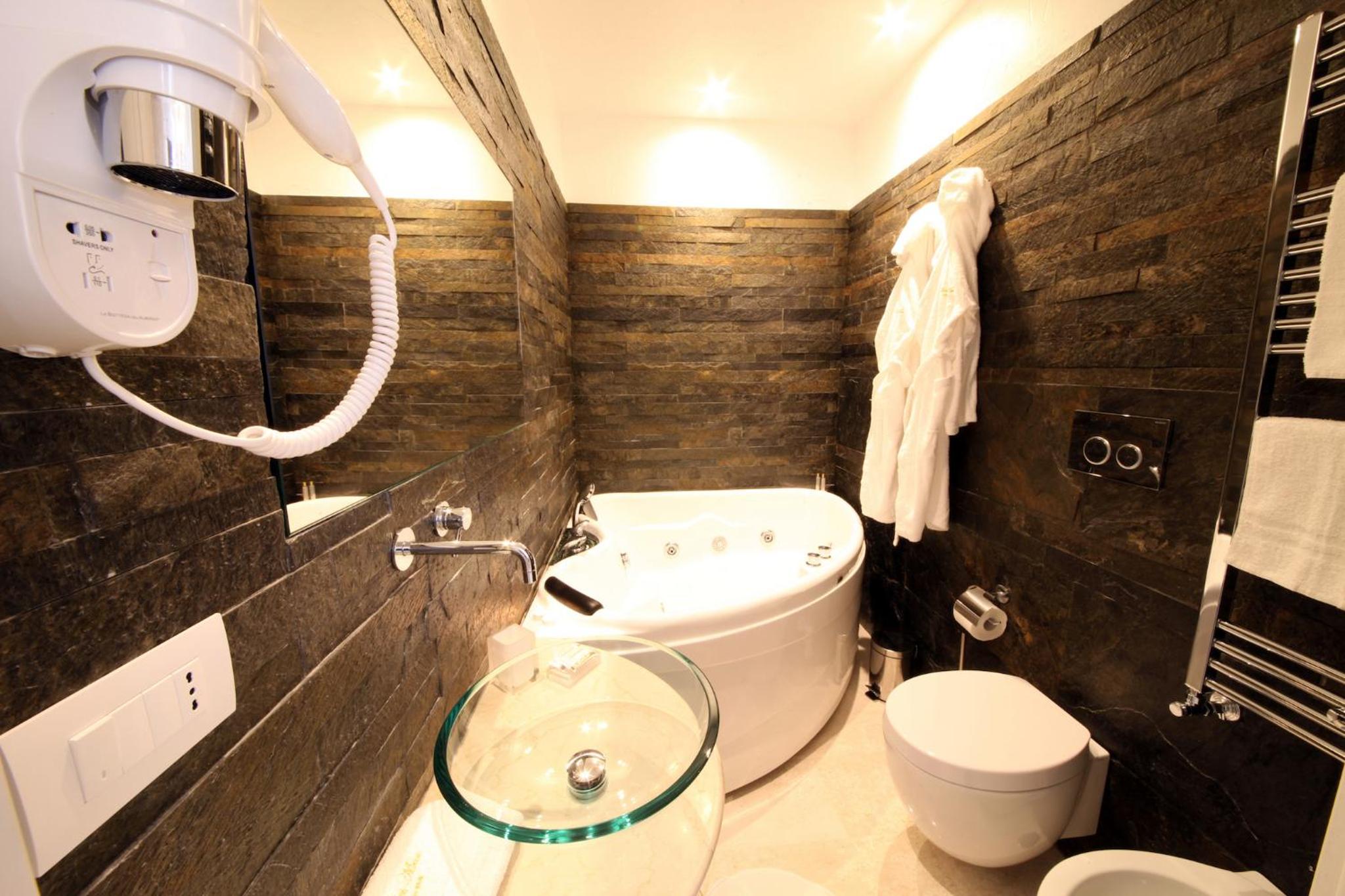 Double Room with Spa Bath photo 2