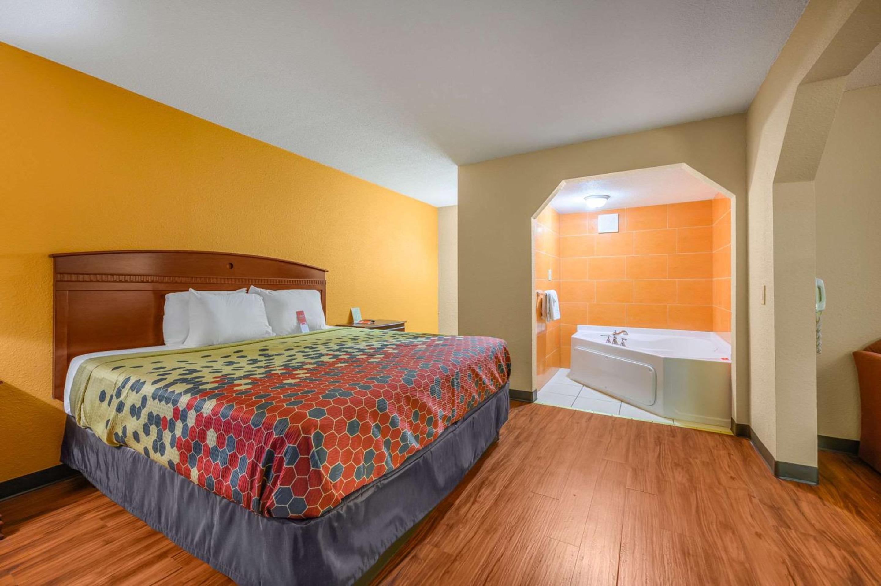 King Suite with Whirlpool - Non-smoking - Photo 2