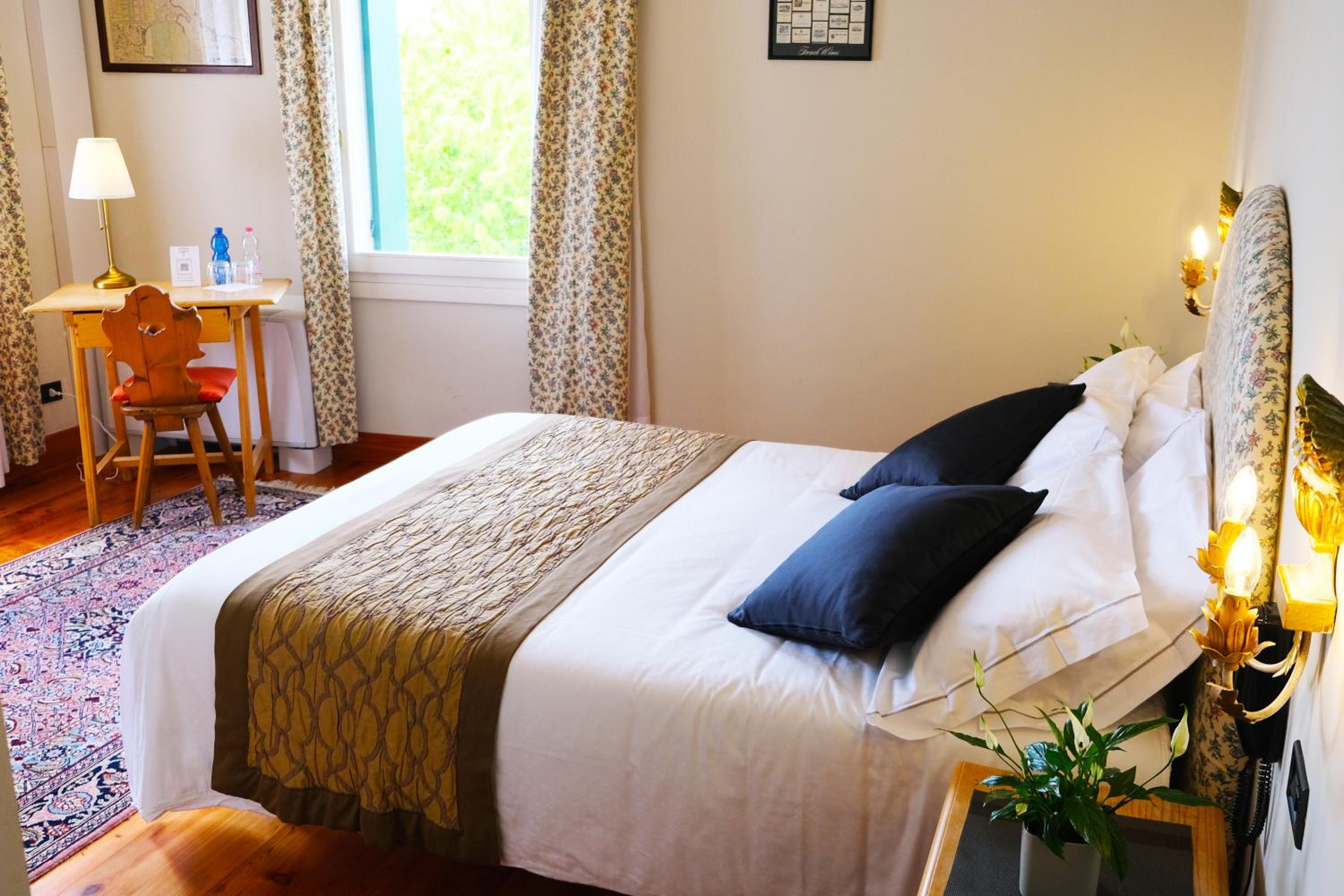 Large Double or Twin Room photo 3
