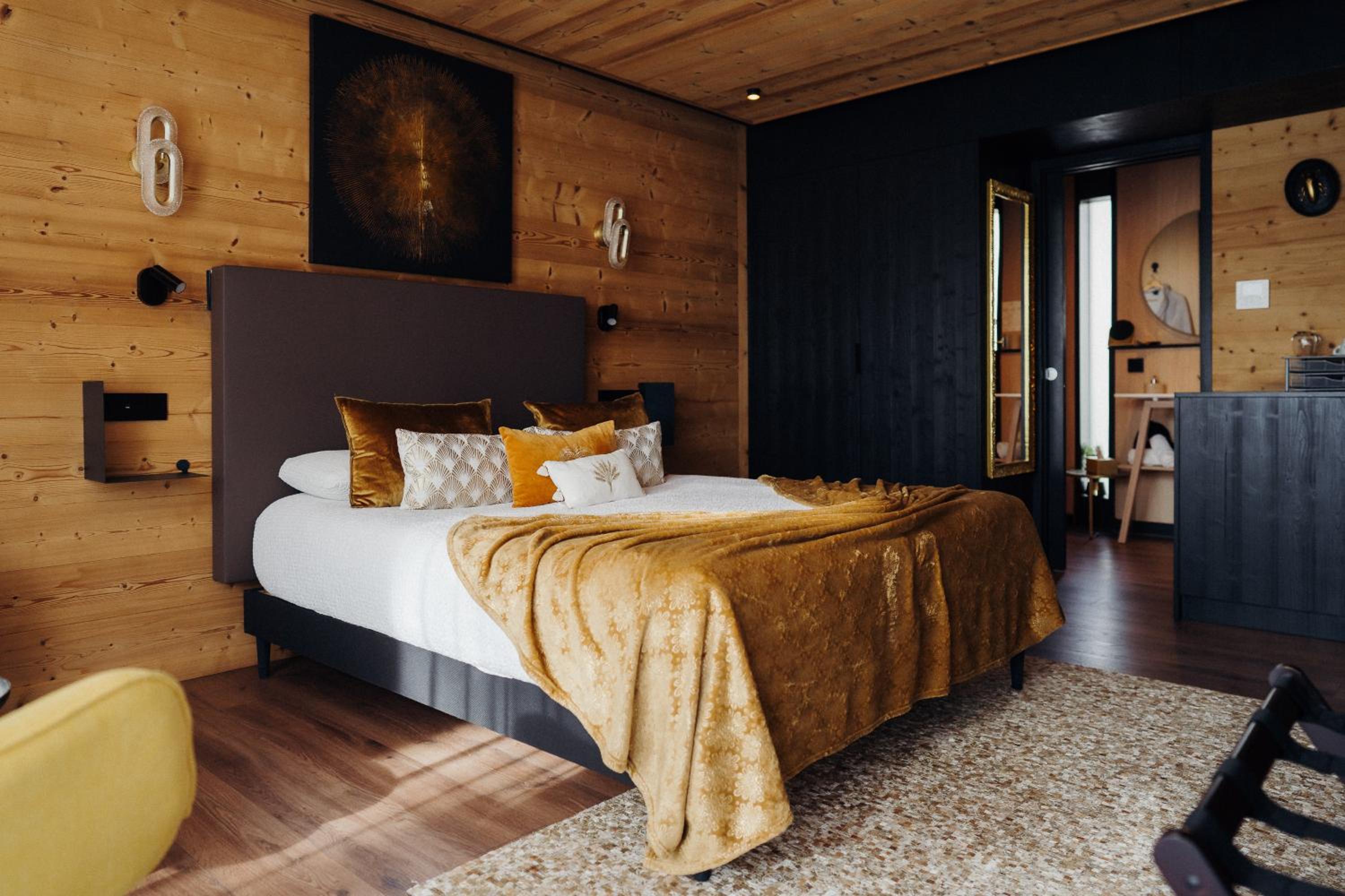 Superior Lodge - Photo 1