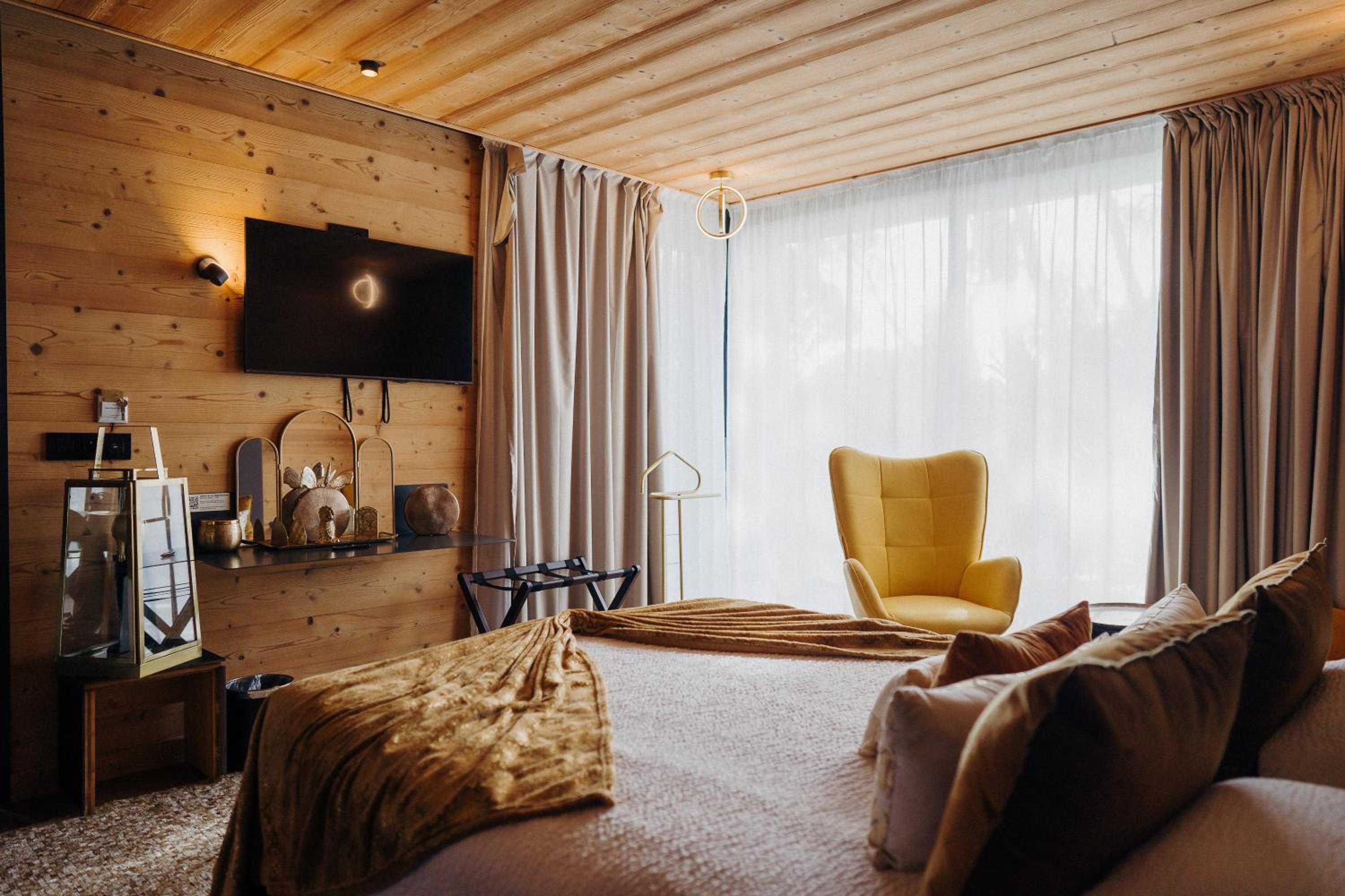 Superior Lodge - Photo 2